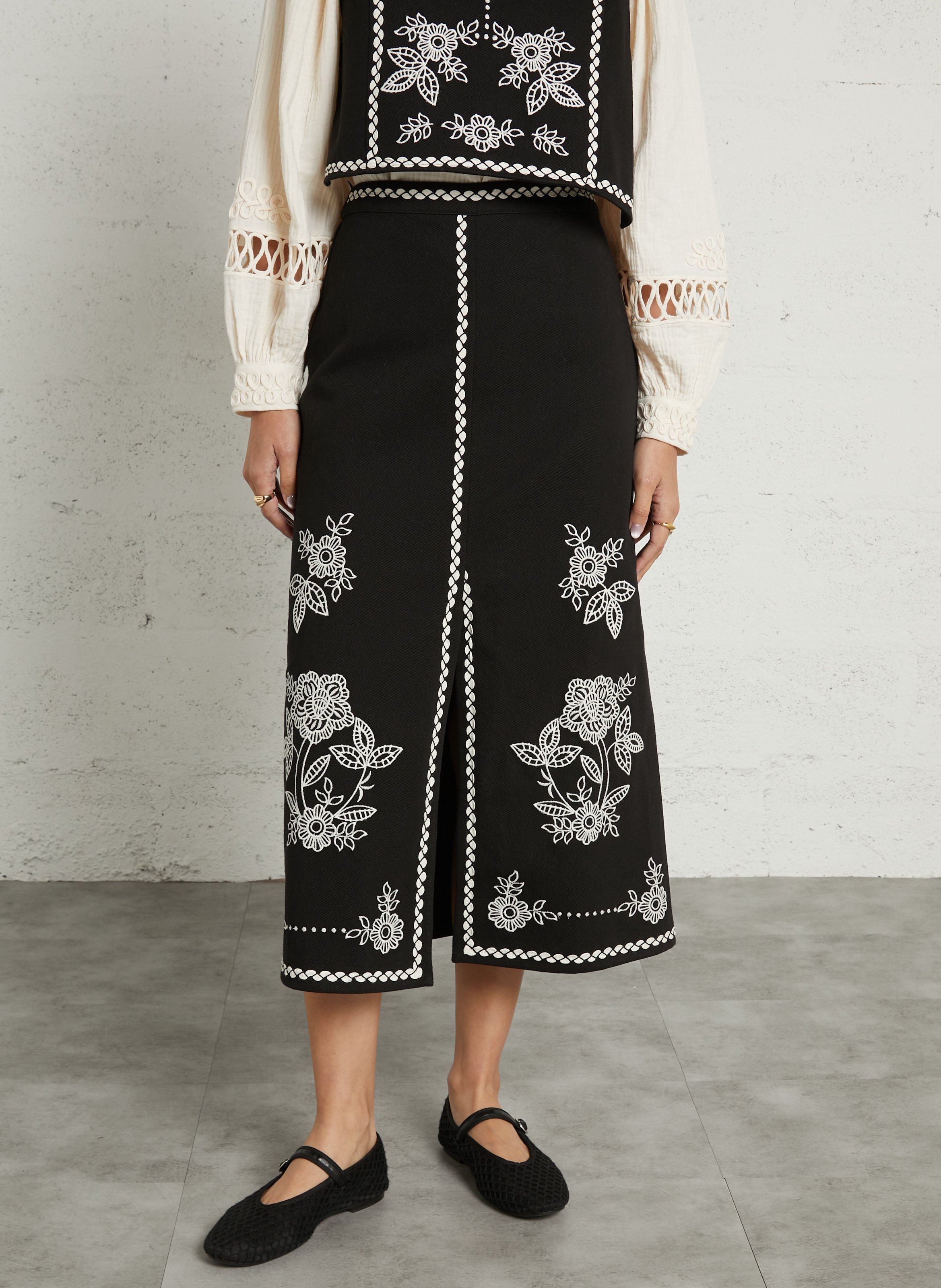 Rok met borduursel in recht model. LOUISE MISHA