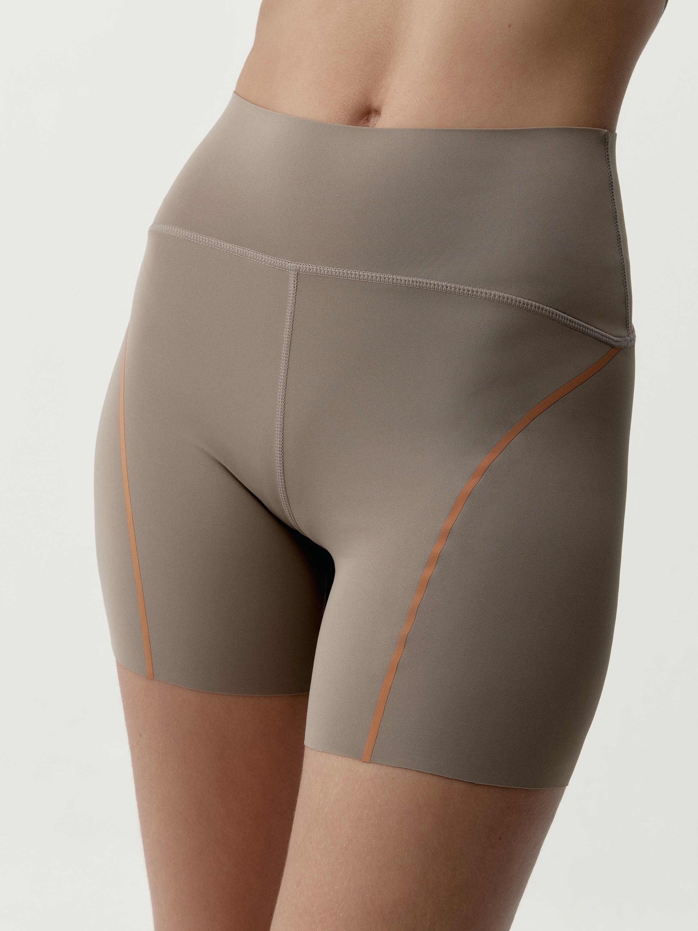 Performance sports short tight fitting black BORN