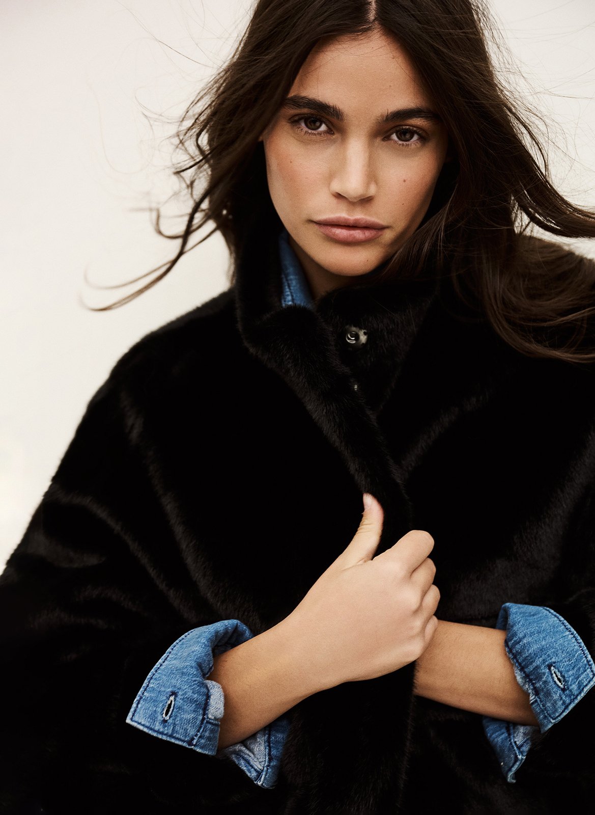 Jas met opstaande kraag en imitatiebont effect Zwart