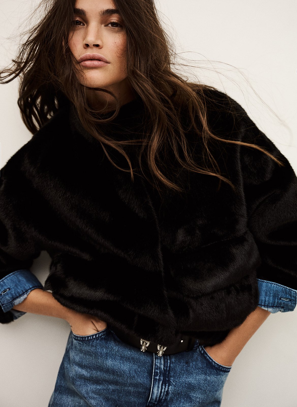 Jas met opstaande kraag en imitatiebont effect Zwart