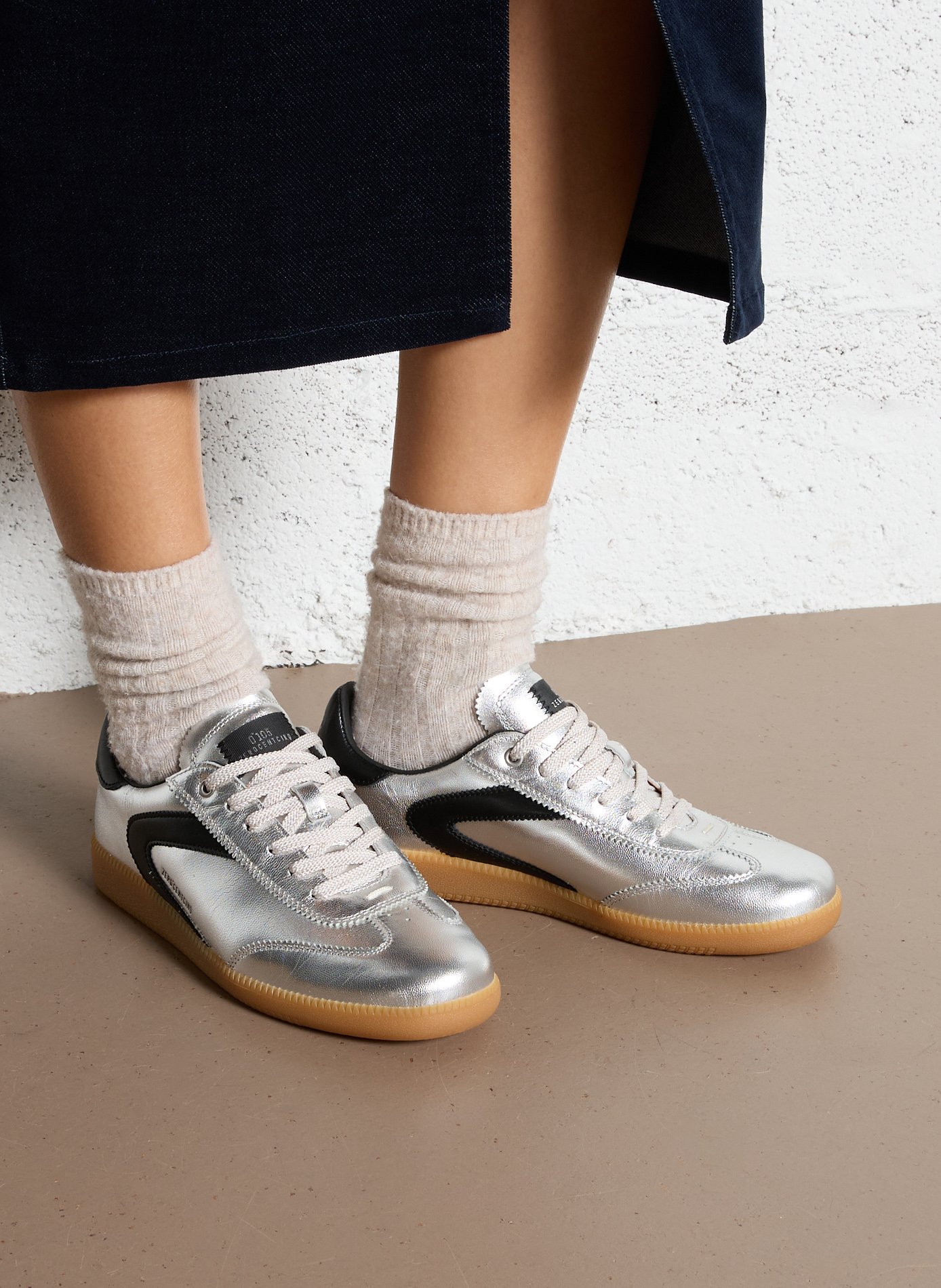 Niedrige Sneaker aus Leder mit Metallic-Effekt 0&#039;105 Silber