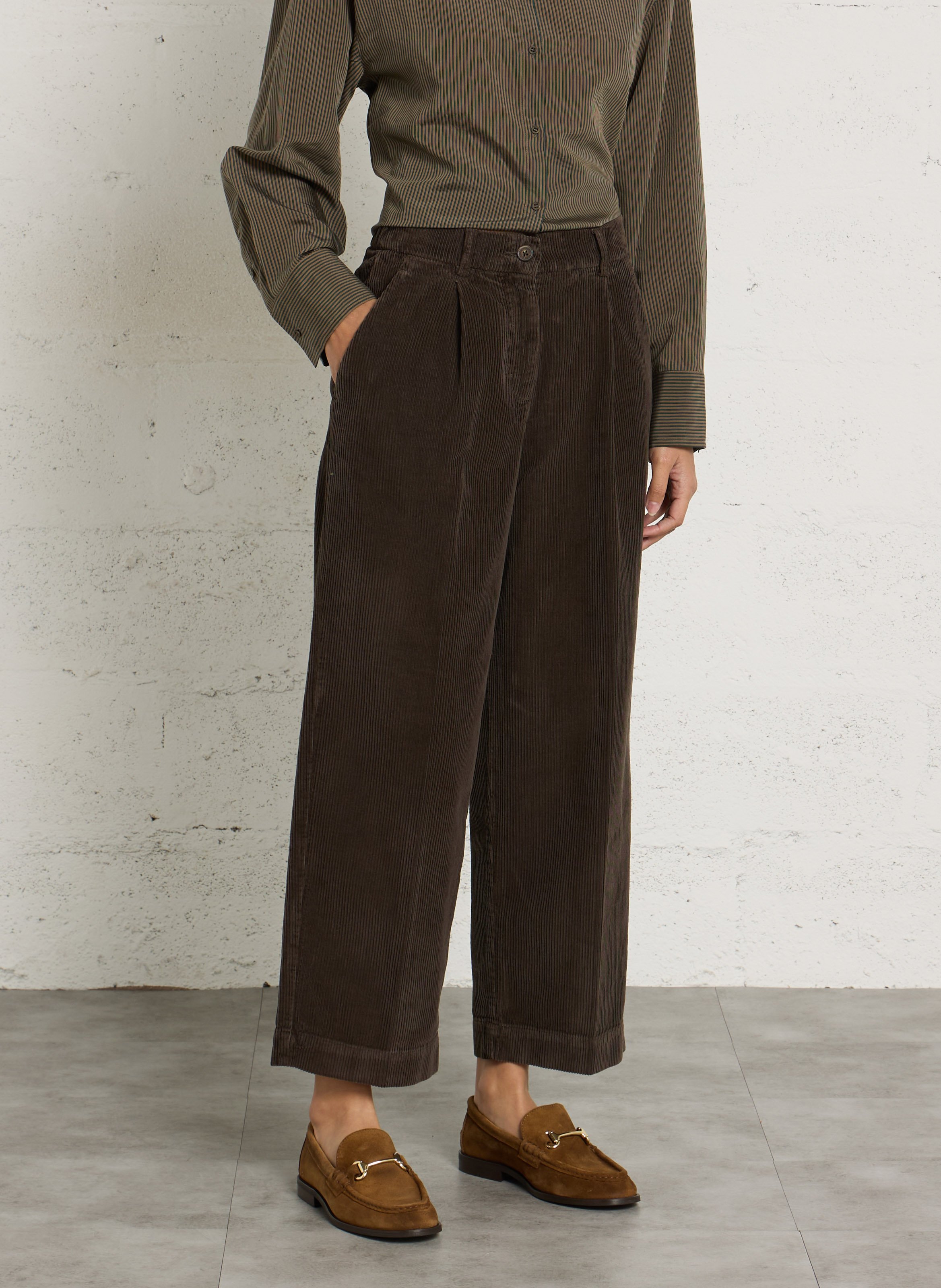 Gerade geschnittene Cordhose mit Bügelfalten aus Baumwollvelours BELLEPIECE Braun