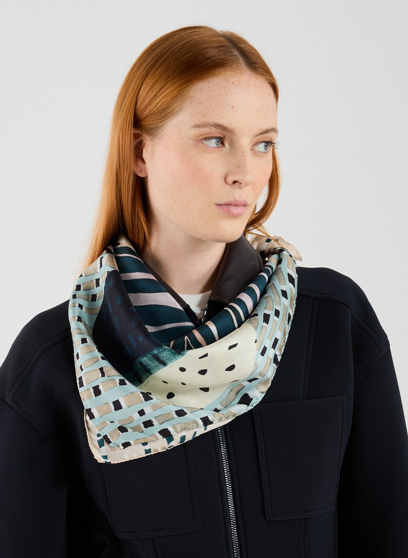 Vierkant, zijden sjaaltje AU PRINTEMPS PARIS Veelkleurig