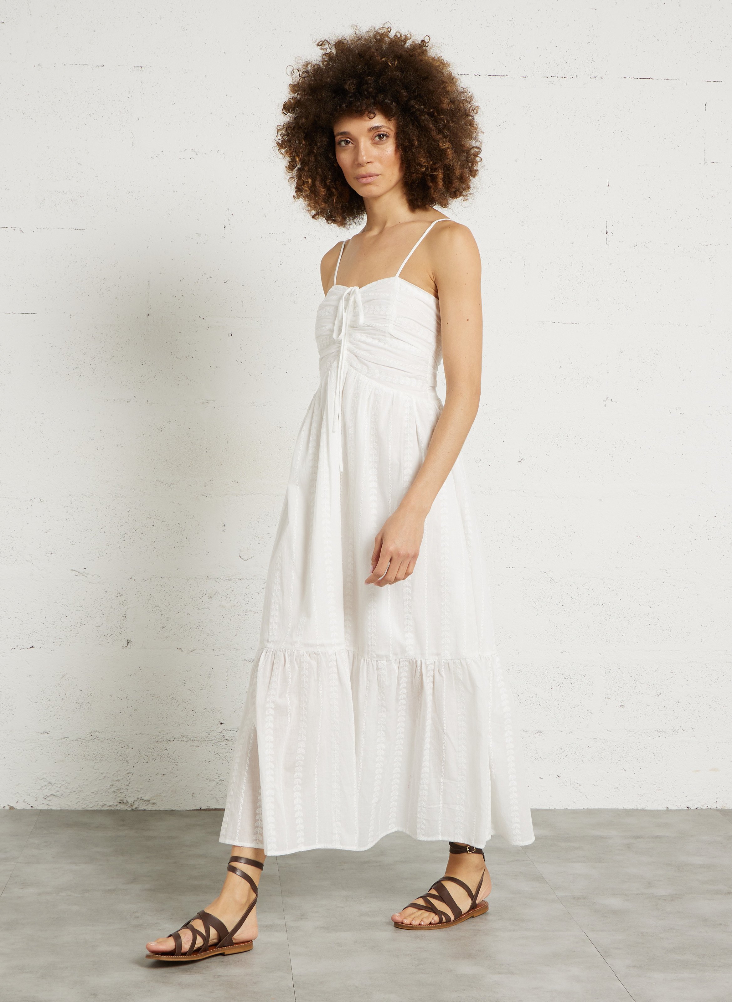 Jurk met uitlopende pasvorm en geborduurde bandjes THE KORNER Wit