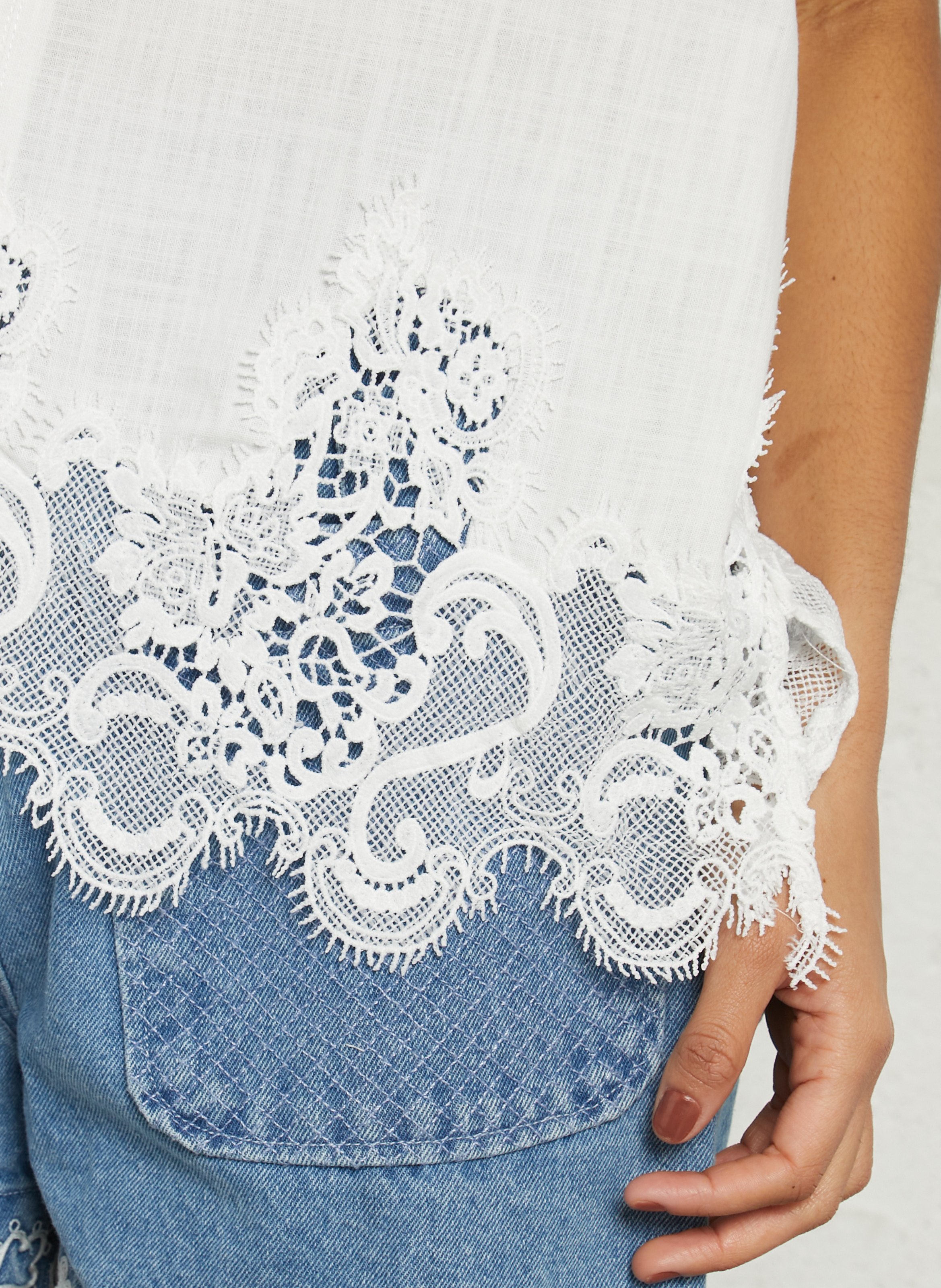 Loose V-neck top in a linen blend with lace SEE U SOON White