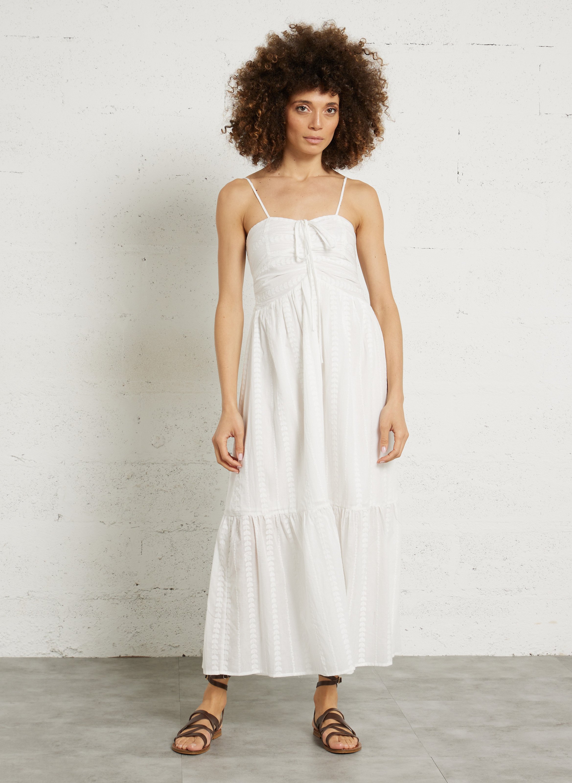 Jurk met uitlopende pasvorm en geborduurde bandjes THE KORNER Wit