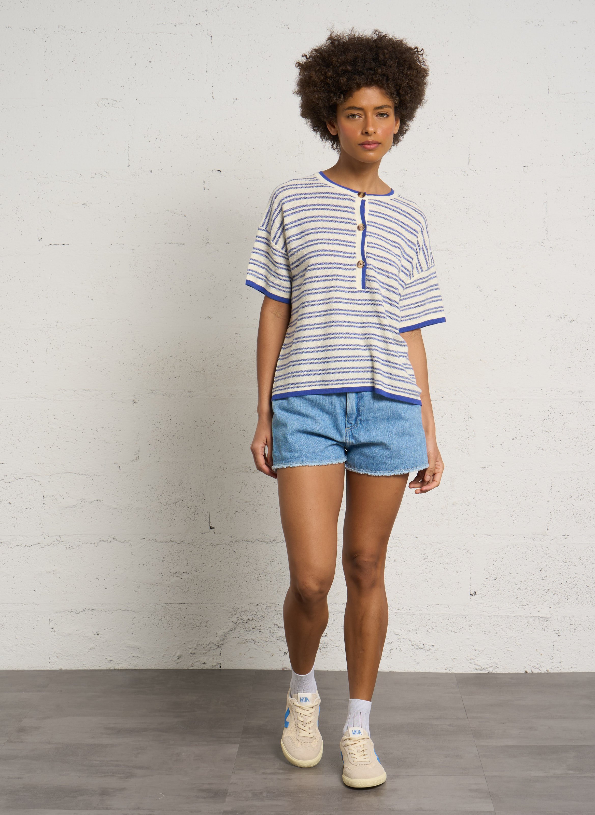 Weiter Rundhalsausschnitt-Pulli mit Streifenmuster und Knopfleiste. BENSIMON Mehrfarbig