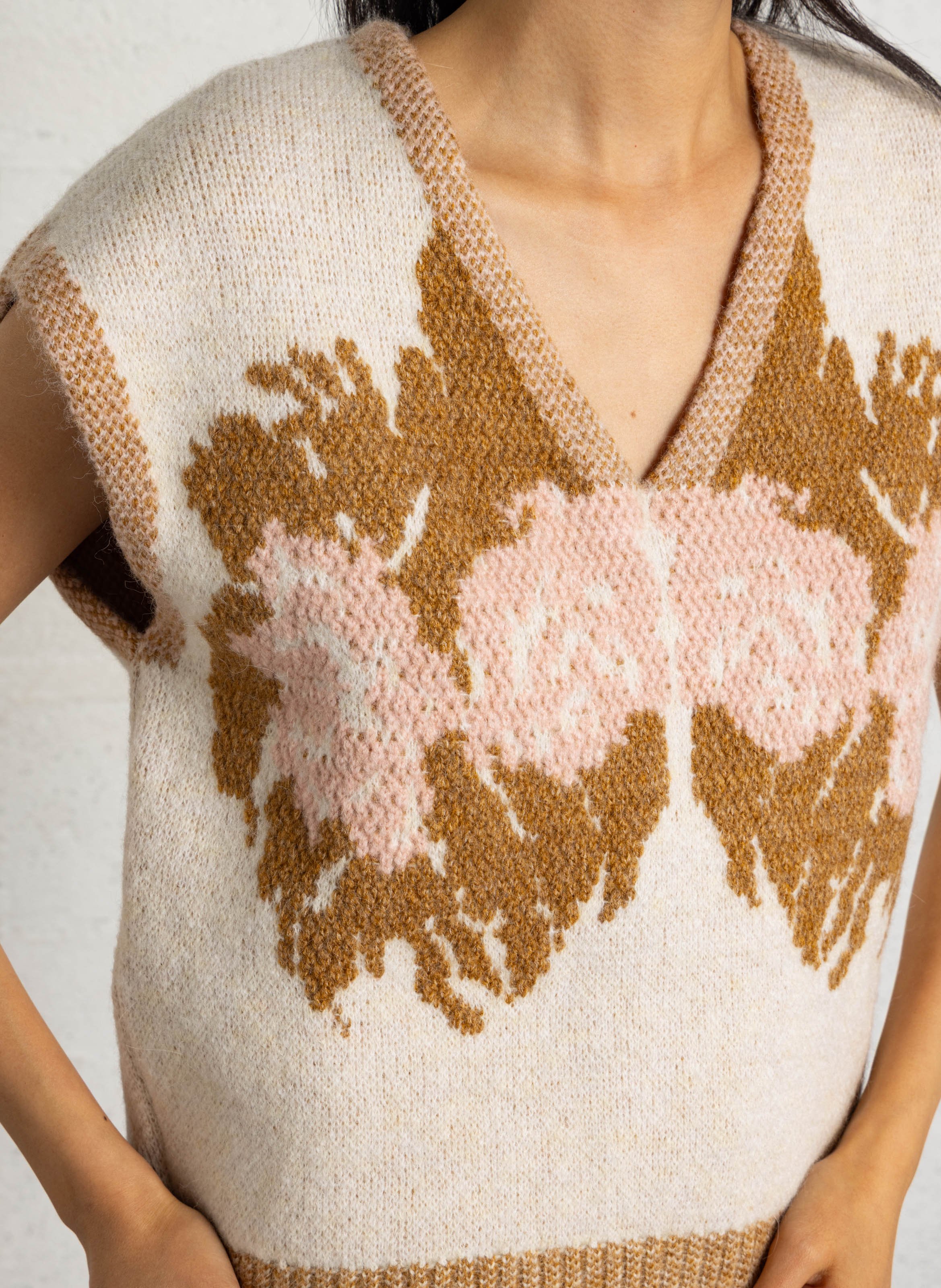 Straight V-neck sleeveless printed sweater MAISON 123 Beige