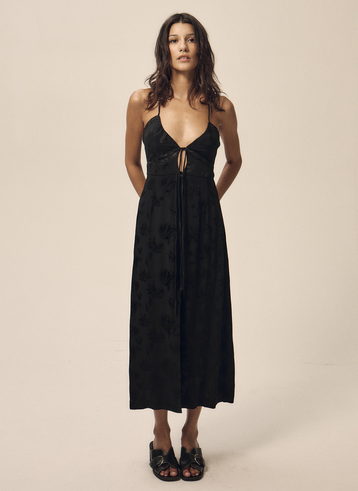 Jurk met laag uitgesneden hals NITAH Zwart