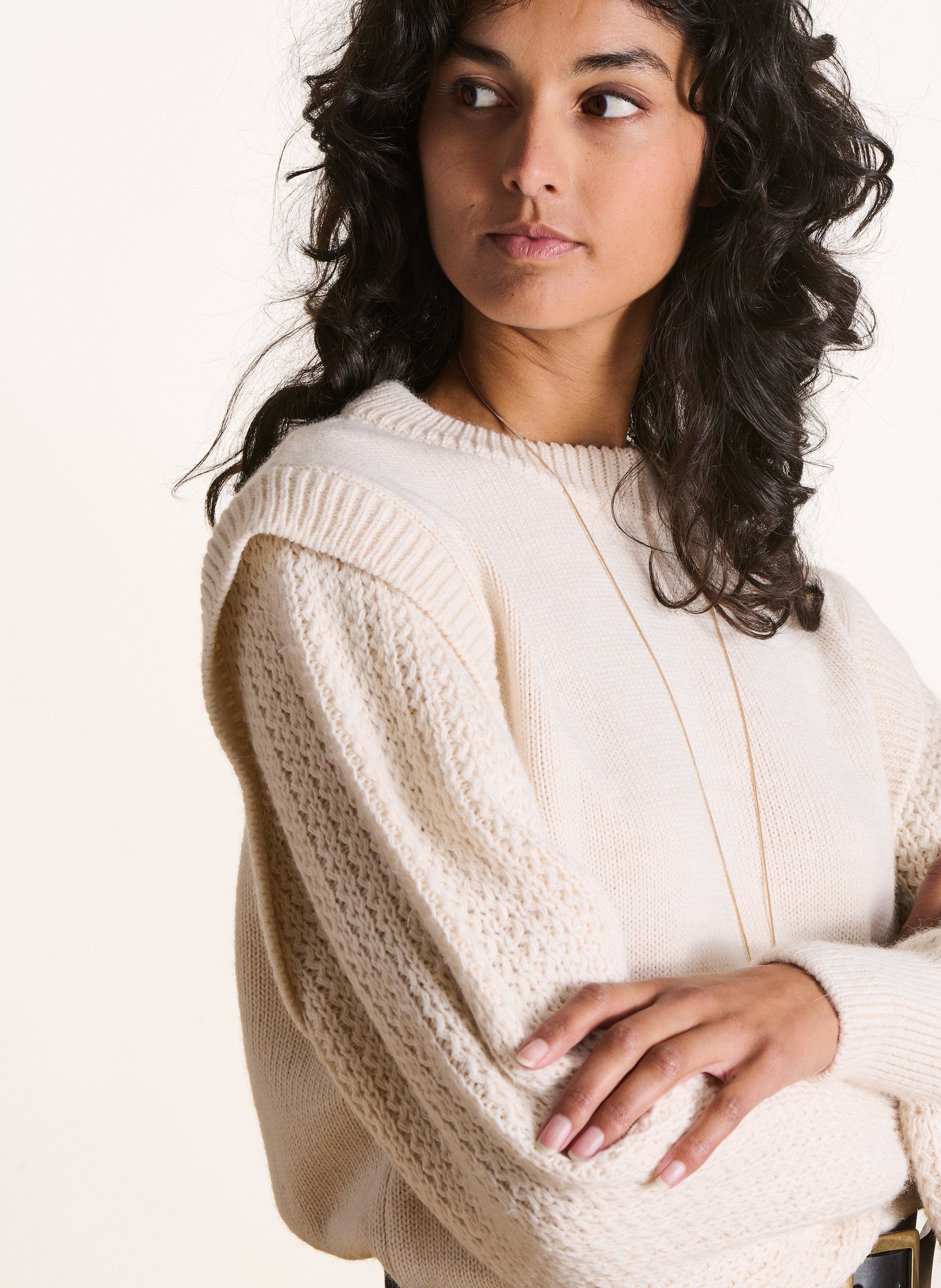 Weiter Rundhalsausschnitt-Pullover aus einfarbigem Strick. LA FEE MARABOUTEE Weiss