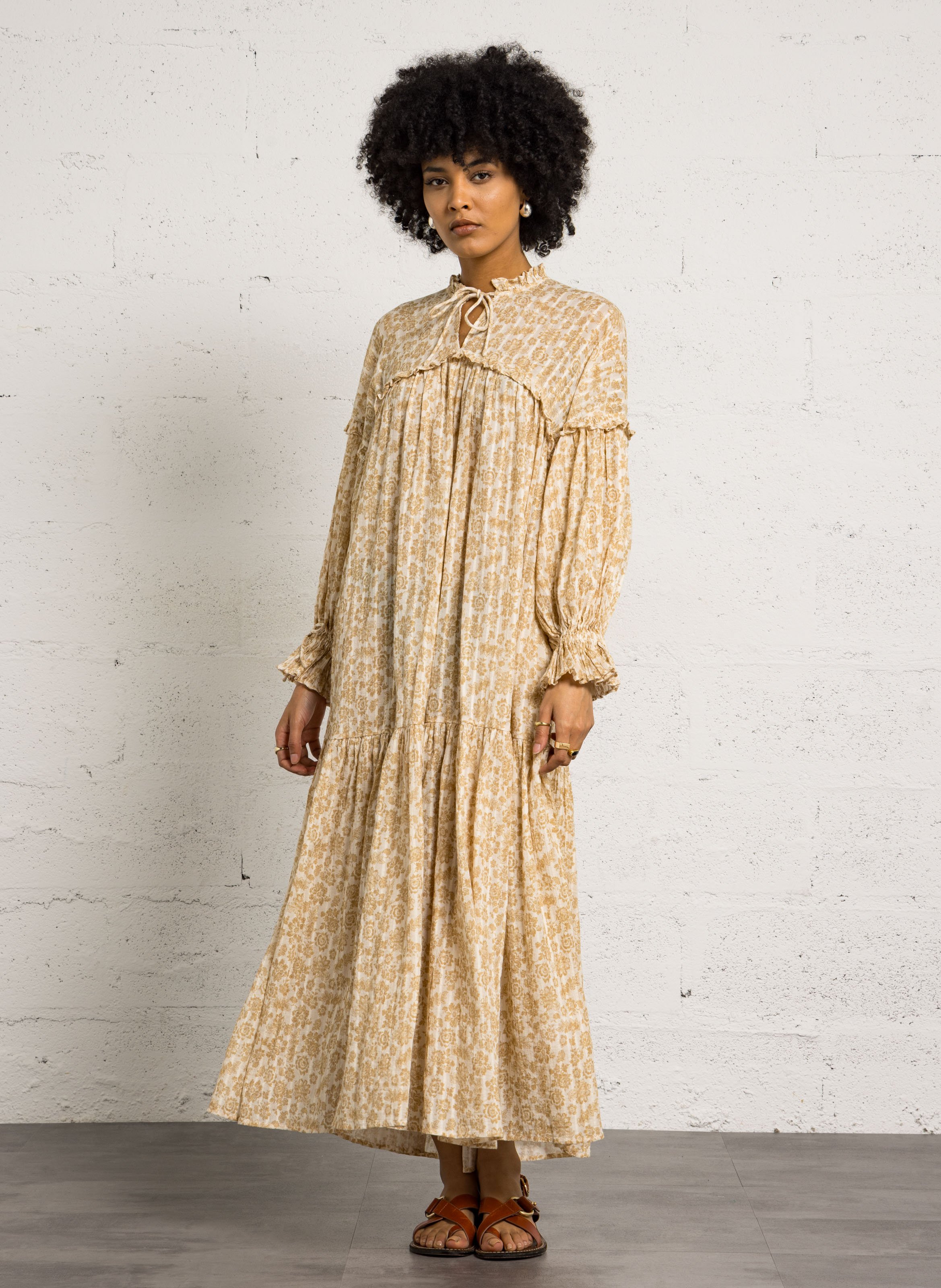 Robe longue col v à imprimé floral FEEKA Beige