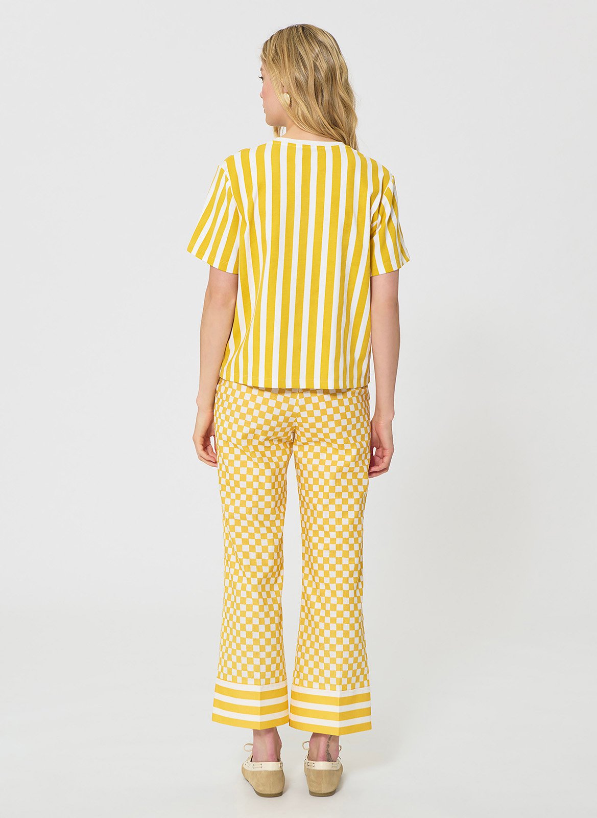 Gestreiftes T-Shirt mit Motiv vorne. TARA JARMON Gelb