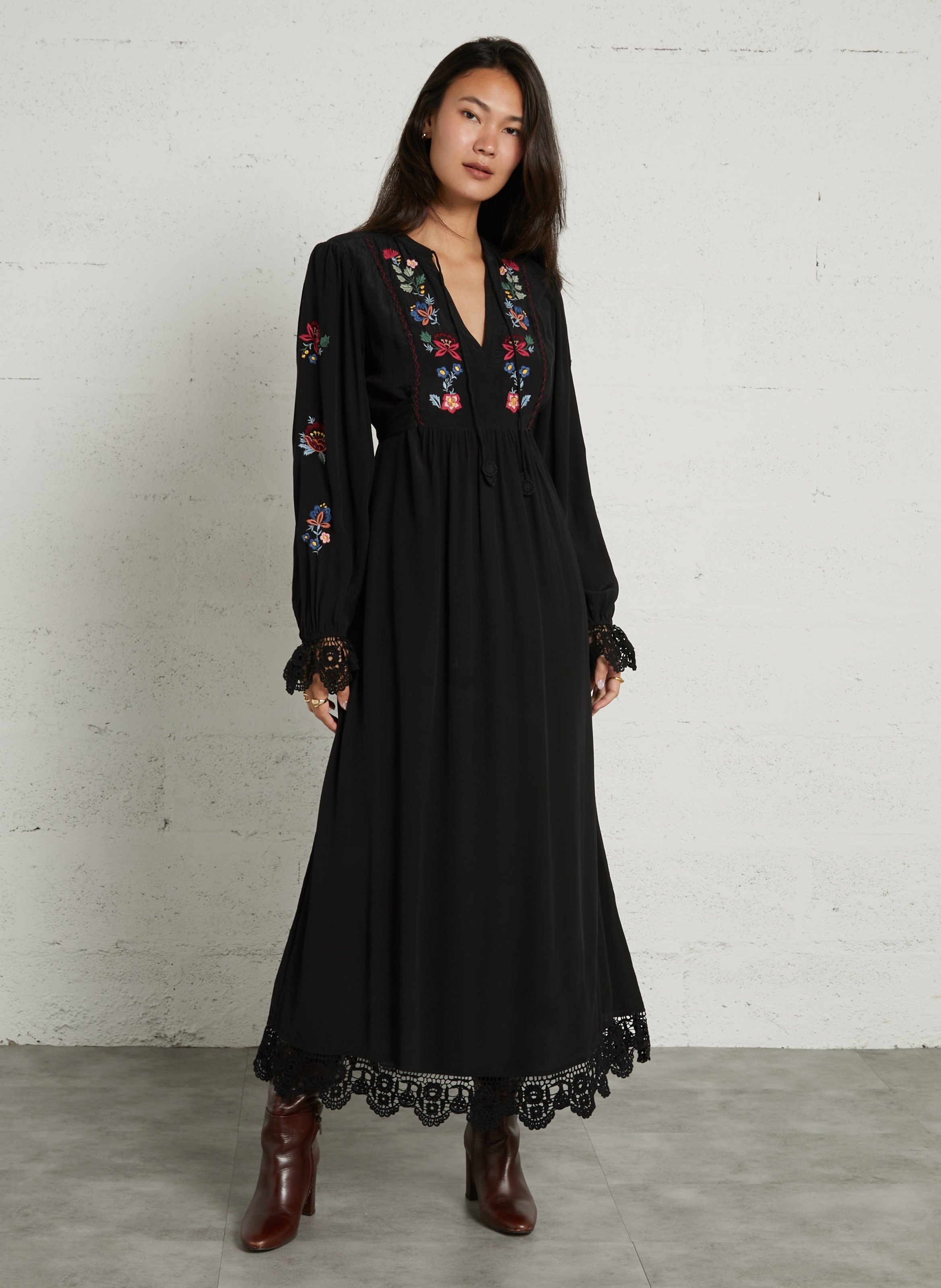 Robe longue brodée col tunisien LOUISE MISHA Noir