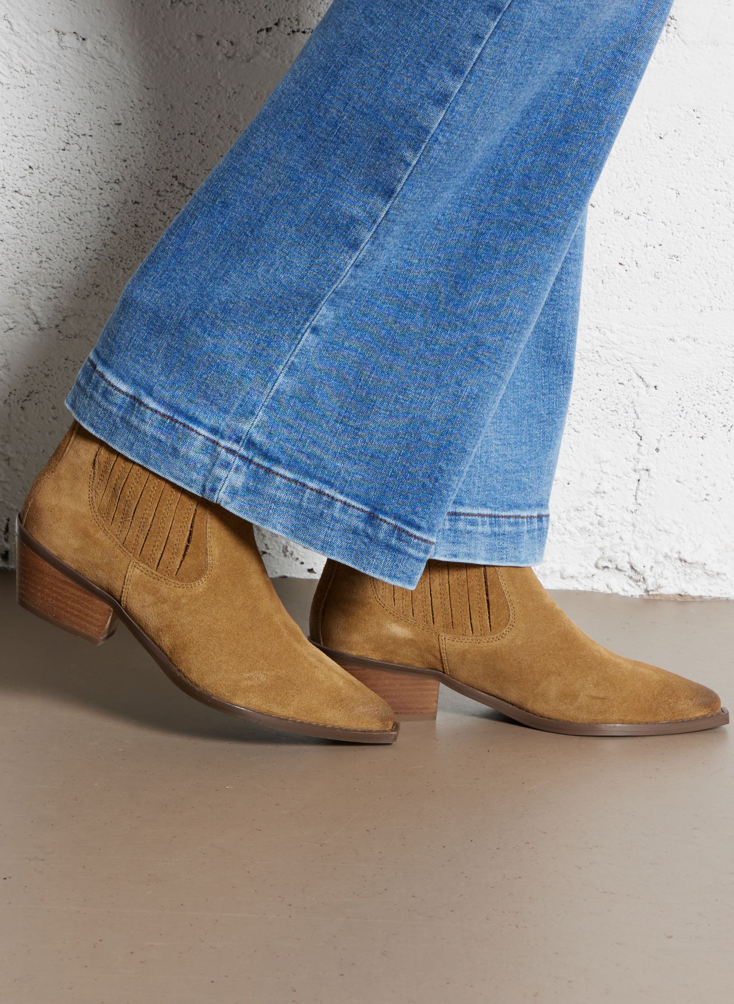 - 100% leather, - Round toes, - Inner zip fastening, - Heel height: 9 cm. IKKS Beige