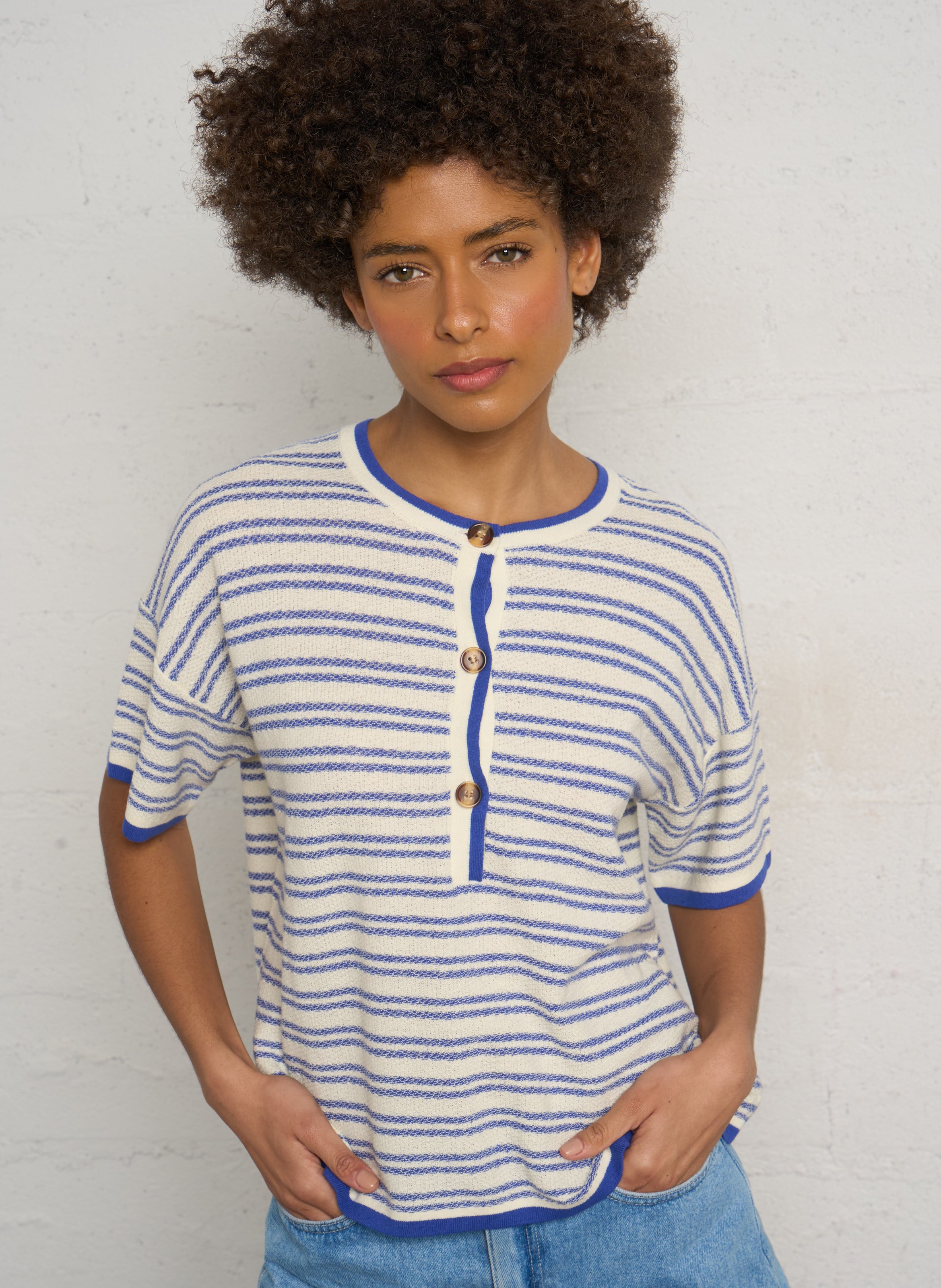 Weiter Rundhalsausschnitt-Pulli mit Streifenmuster und Knopfleiste. BENSIMON Mehrfarbig