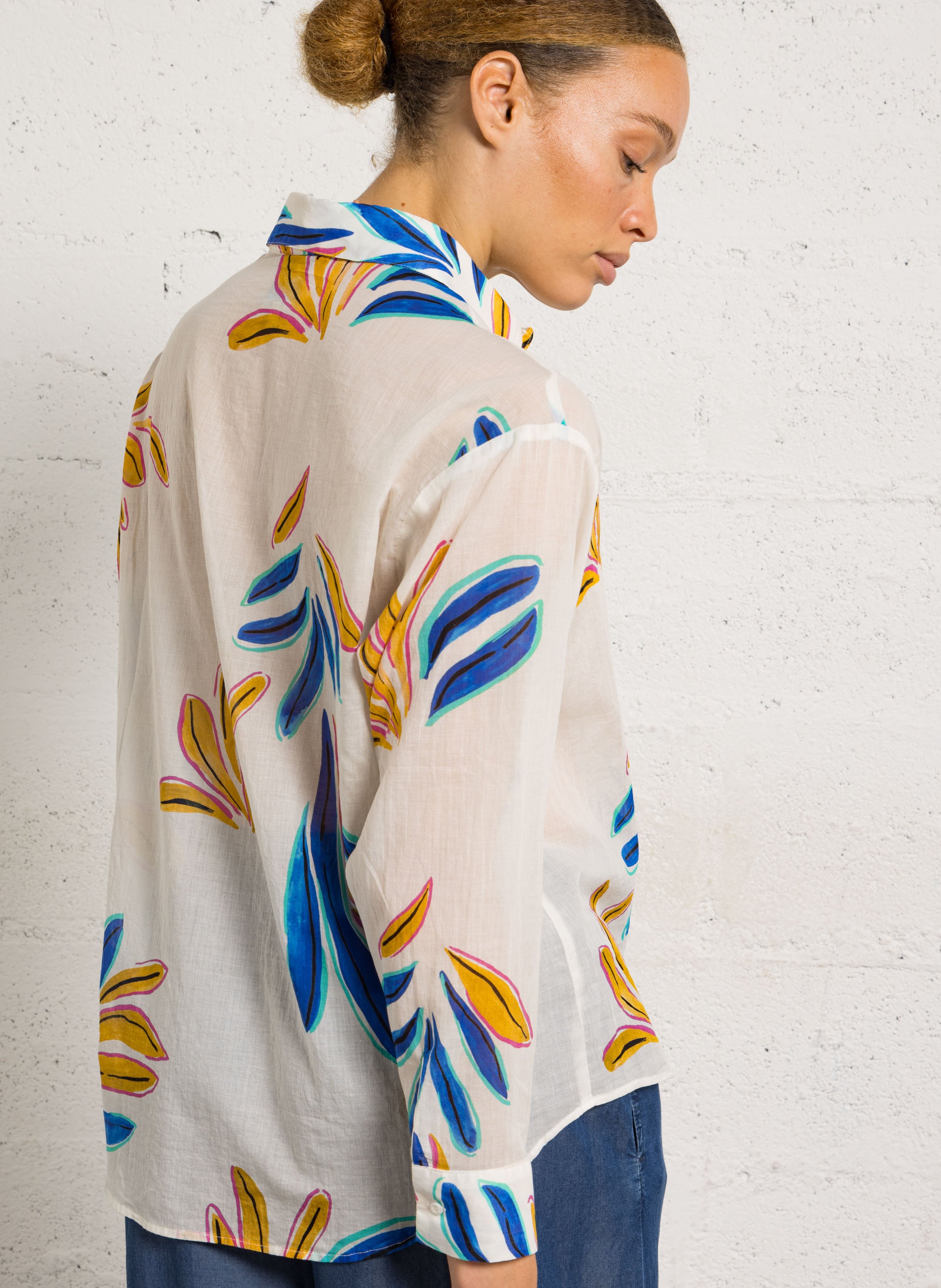 Rechte blouse met klassieke kraag, bedrukt in katoenen voile. SACRECOEUR Veelkleurig