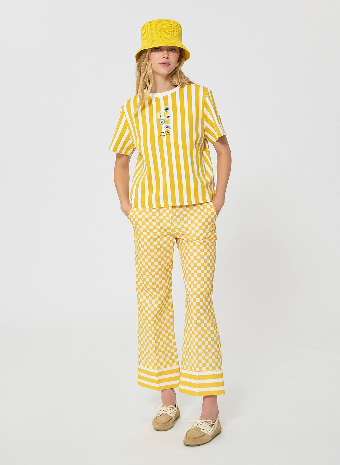 Gestreiftes T-Shirt mit Motiv vorne. TARA JARMON Gelb