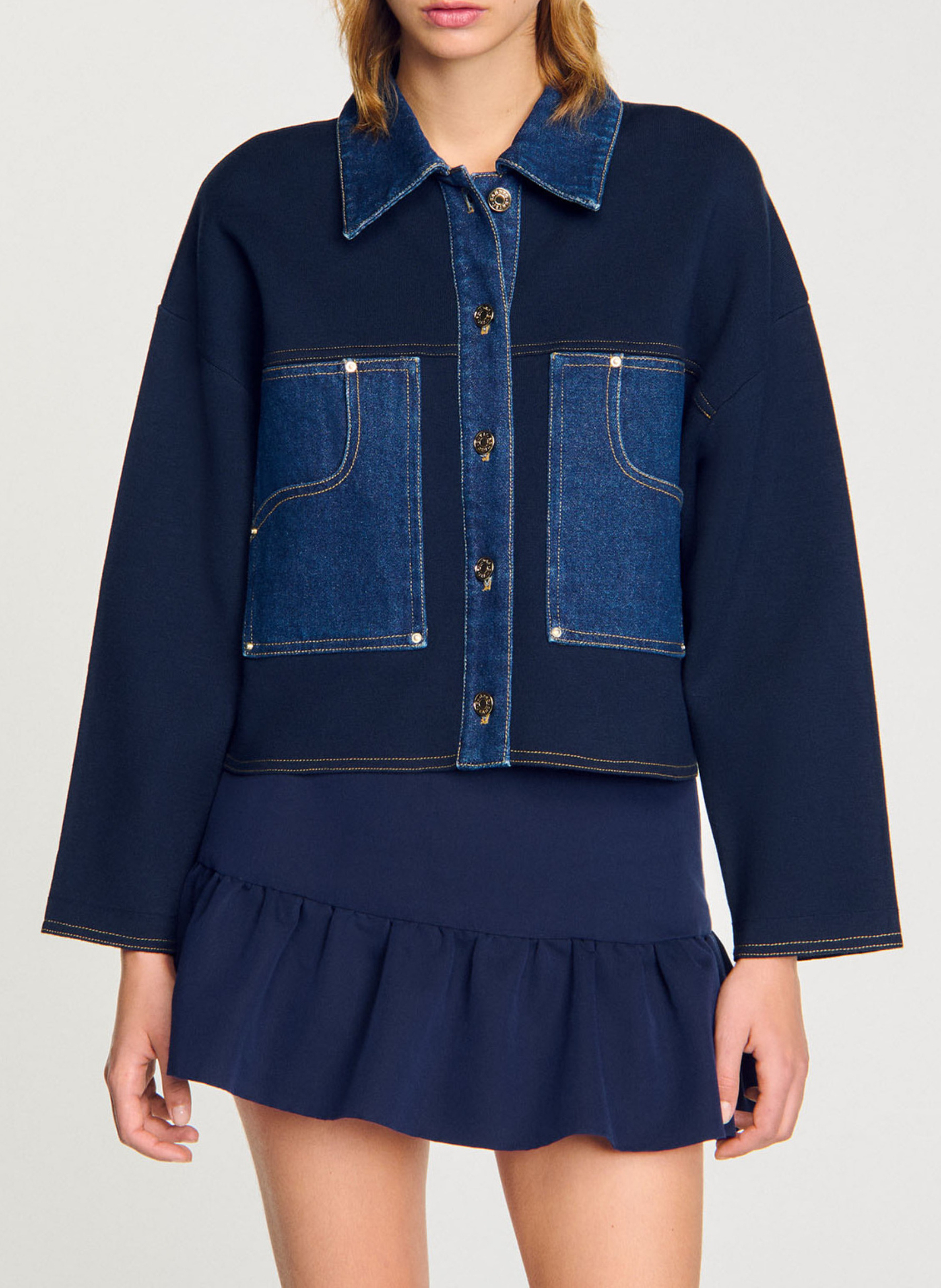 Kurze Jacke mit Details aus Denim SANDRO Blau