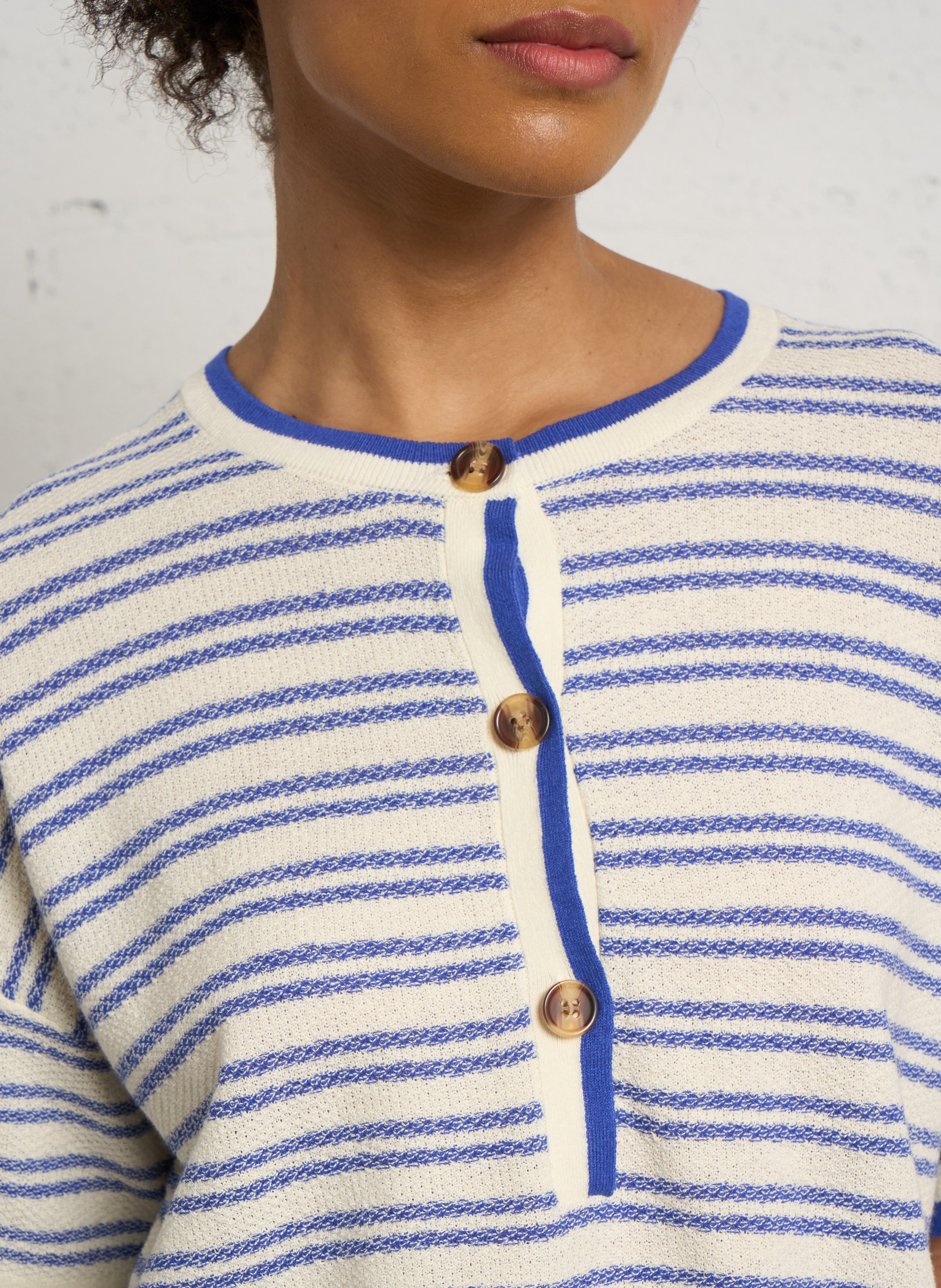 Weiter Rundhalsausschnitt-Pulli mit Streifenmuster und Knopfleiste. BENSIMON Mehrfarbig