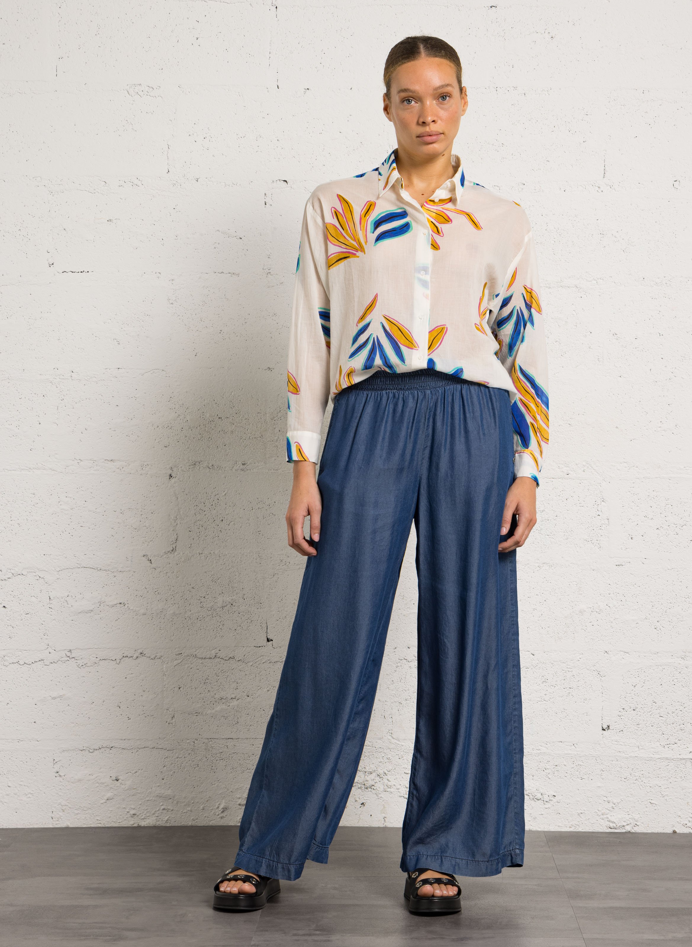 Rechte blouse met klassieke kraag, bedrukt in katoenen voile. SACRECOEUR Veelkleurig