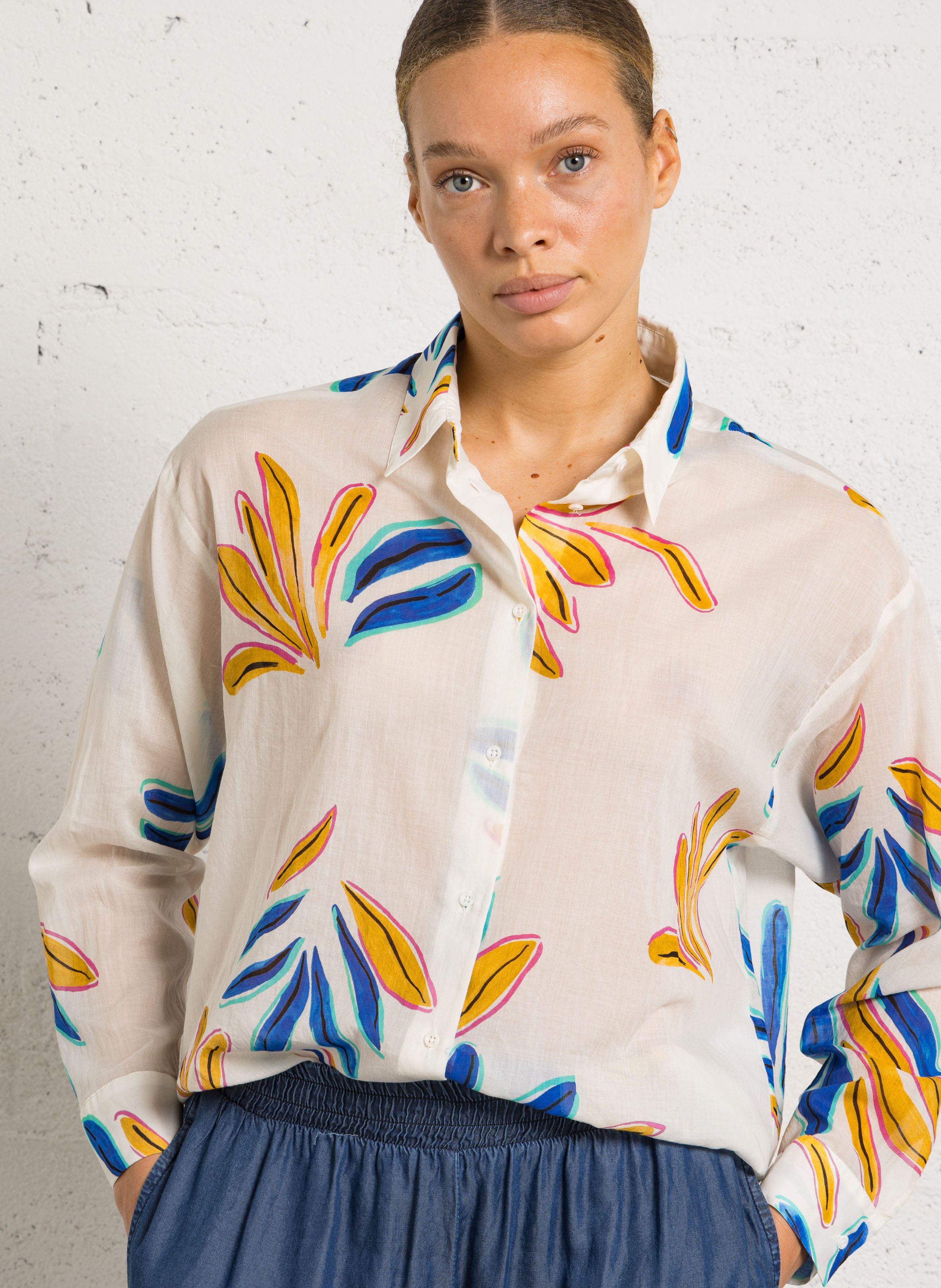 Rechte blouse met klassieke kraag, bedrukt in katoenen voile. SACRECOEUR Veelkleurig