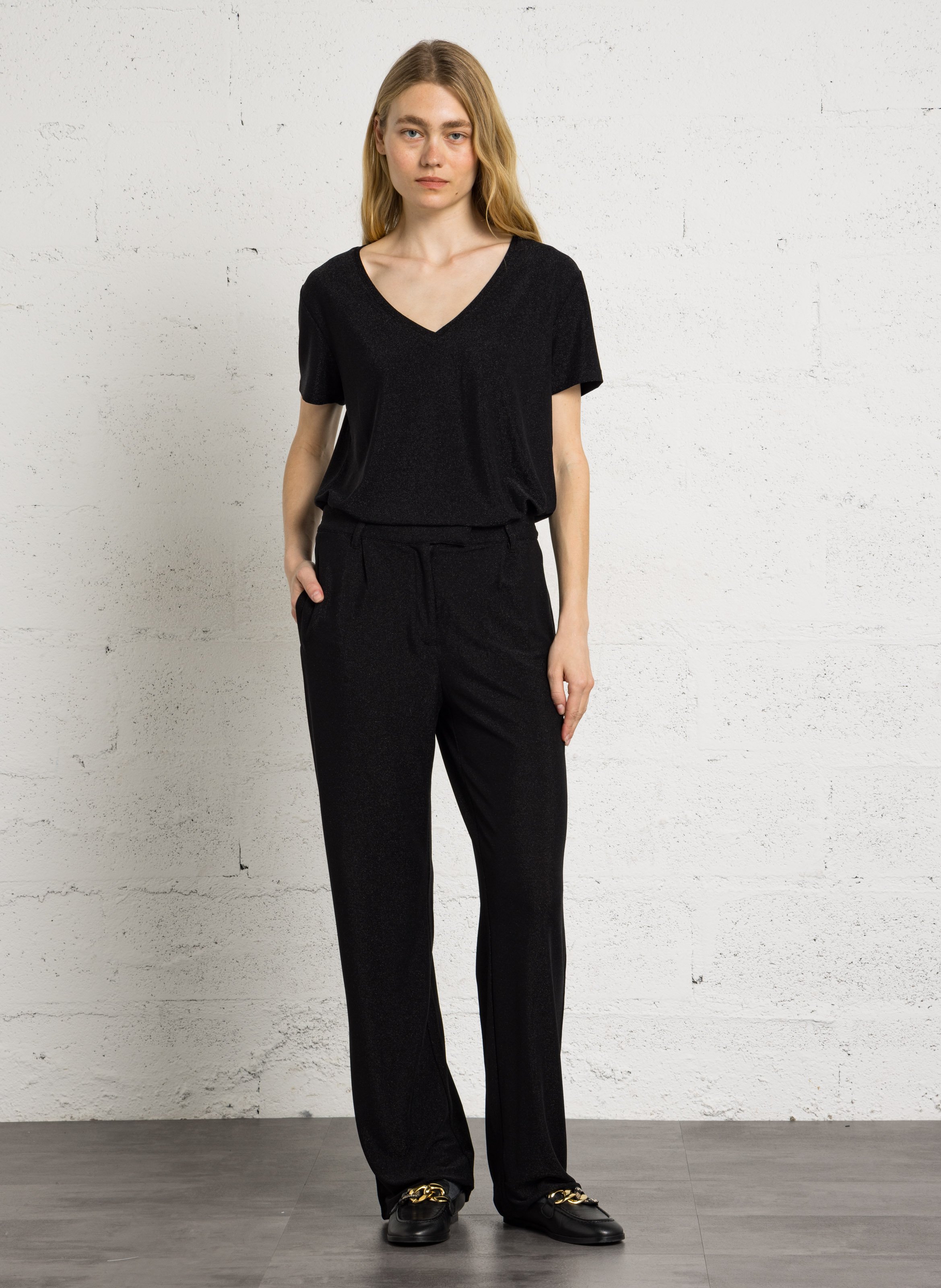 Loose-fitting short-sleeve V-neck t-shirt LE TEMPS DES CERISES Black