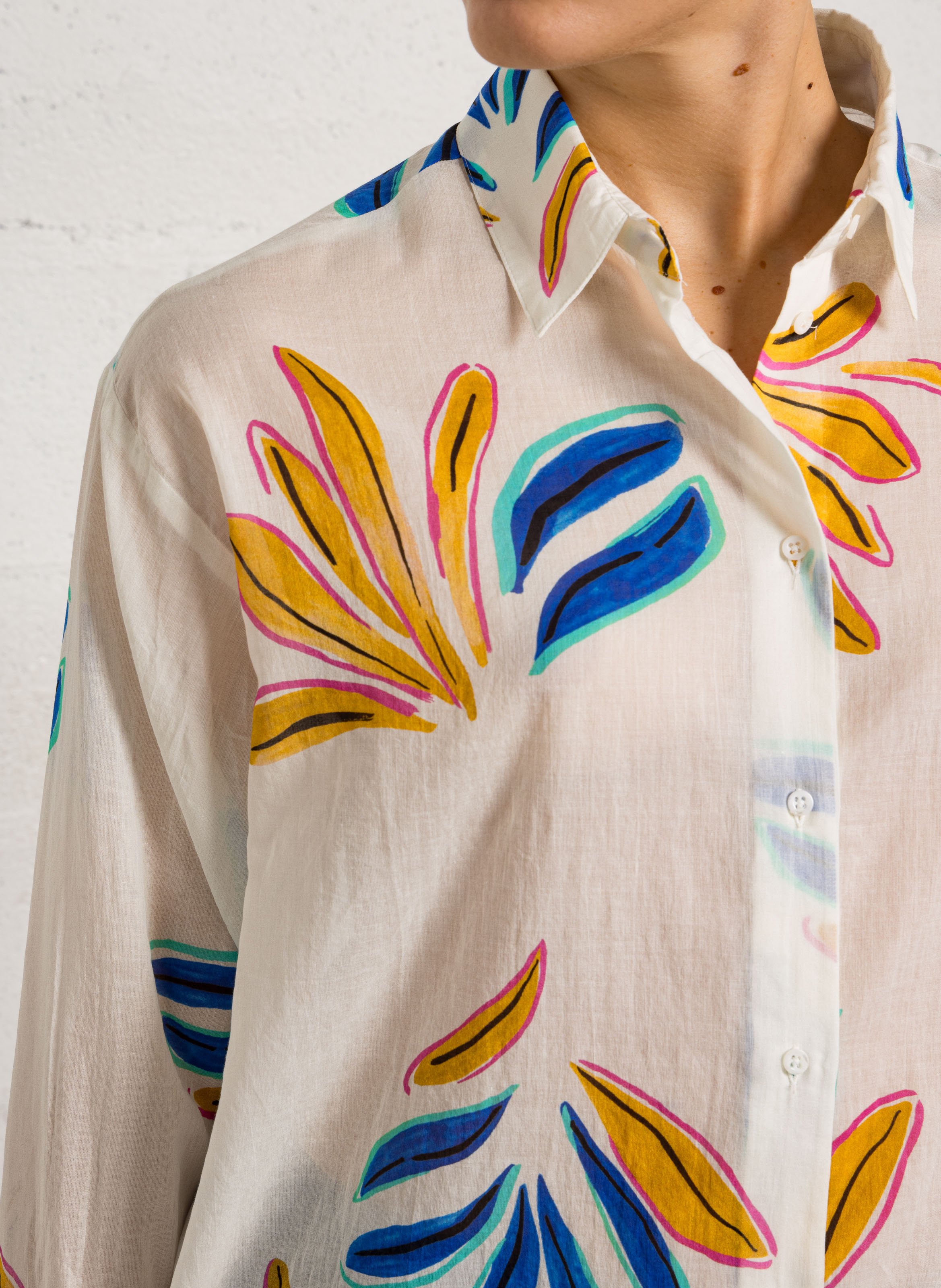 Rechte blouse met klassieke kraag, bedrukt in katoenen voile. SACRECOEUR Veelkleurig