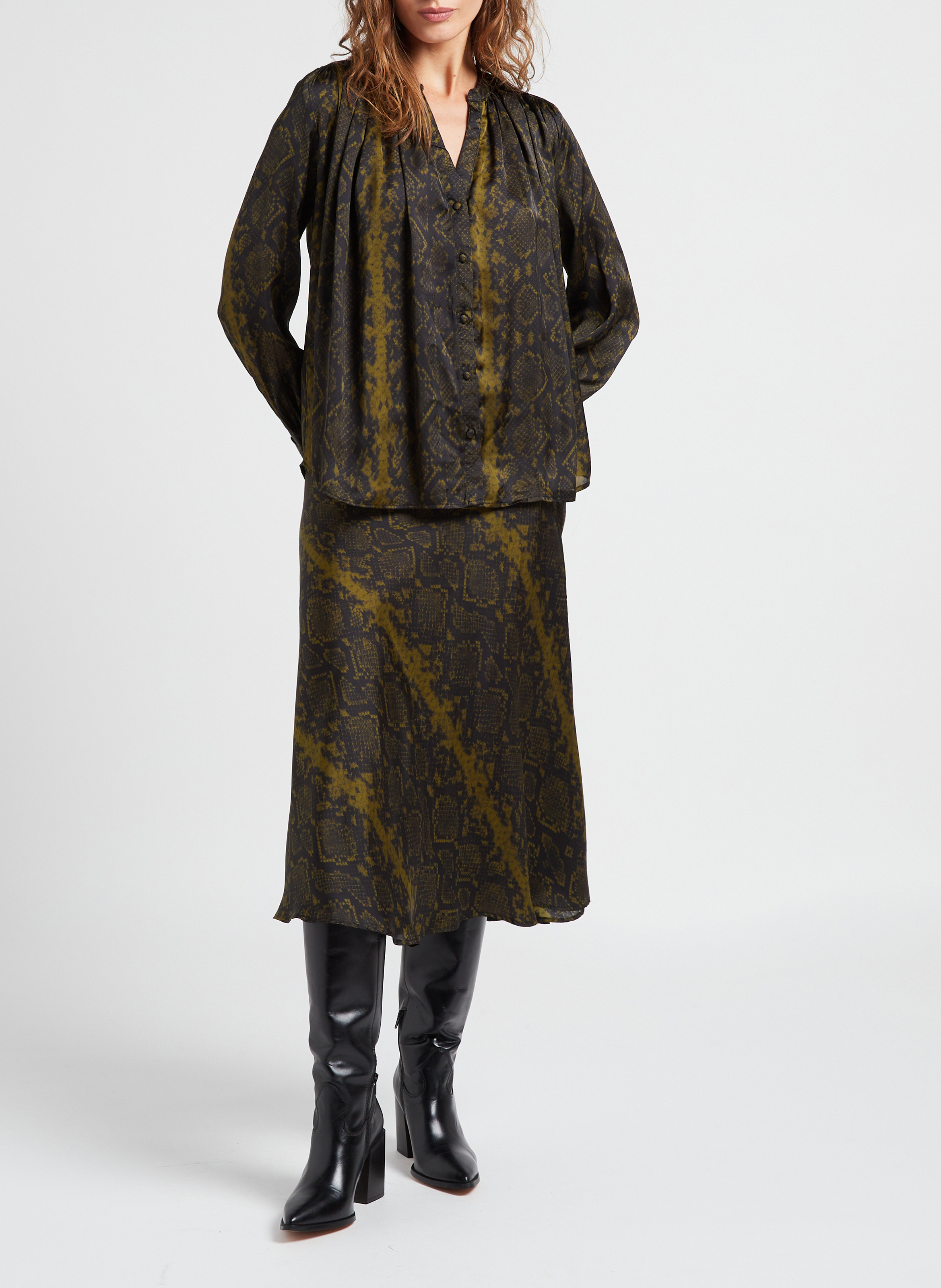 Satijnachtige blouse met hanleykraag LA PETITE ETOILE Zwart