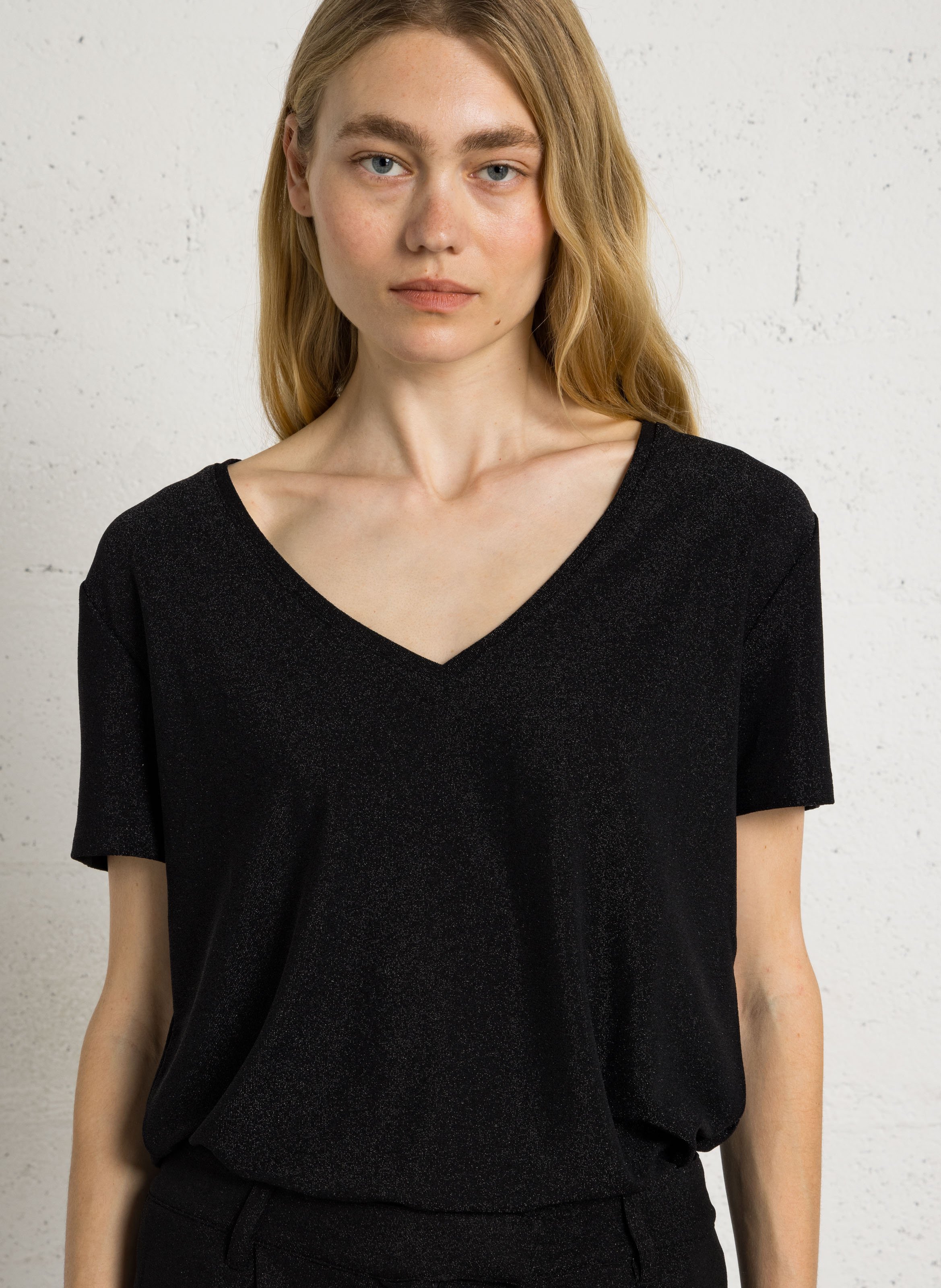 Loose-fitting short-sleeve V-neck t-shirt LE TEMPS DES CERISES Black