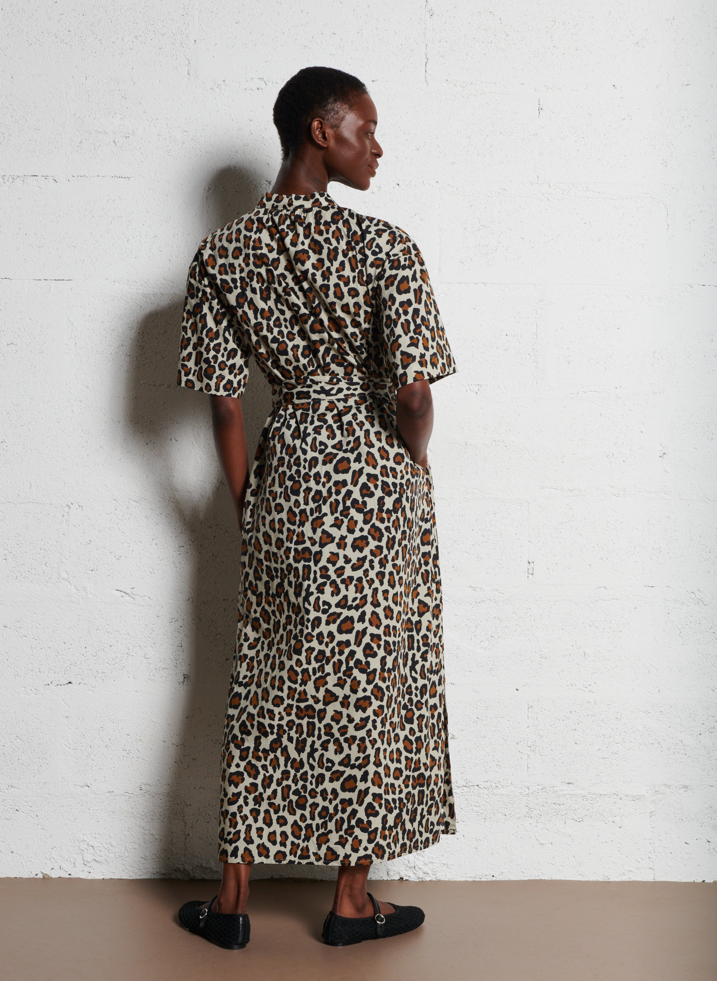 Lange, katoenen jurk met klassieke kraag BELLEPIECE Bruin