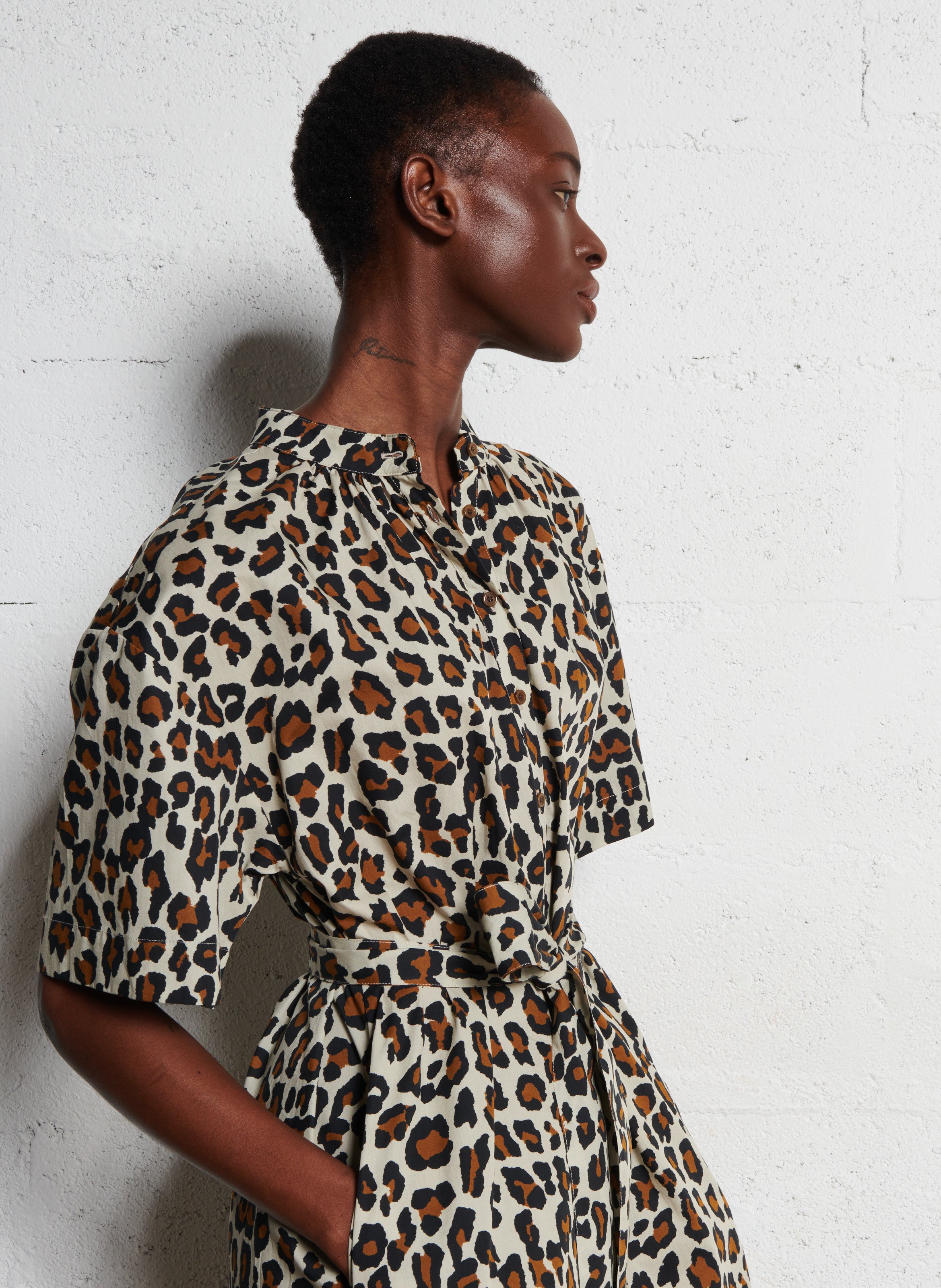 Lange, katoenen jurk met klassieke kraag BELLEPIECE Bruin