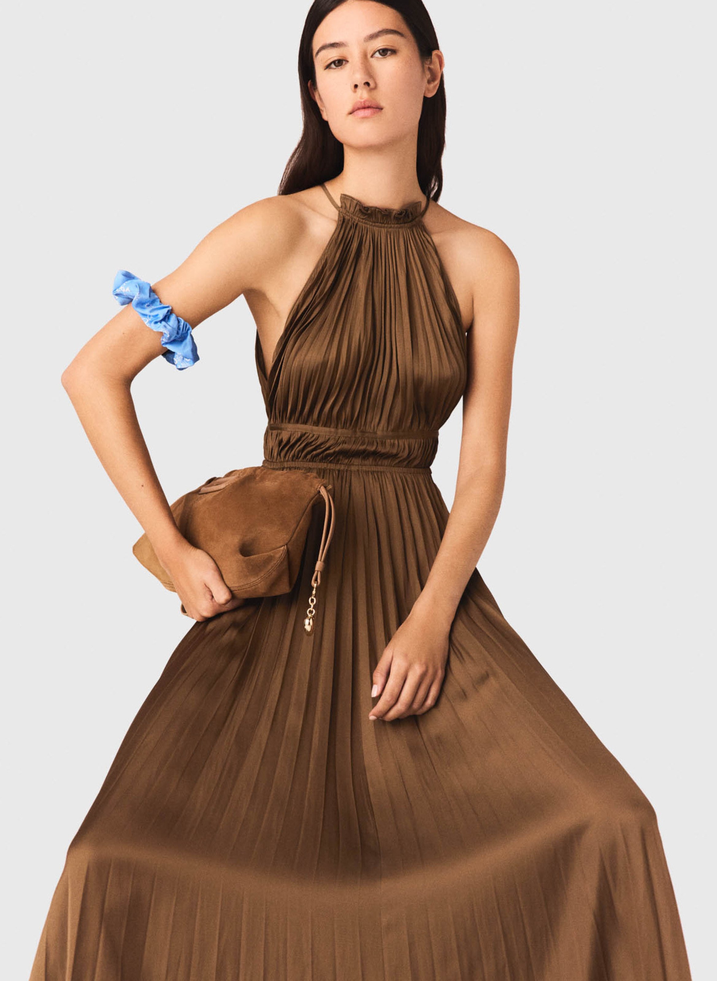 Geplooide lange uitlopende jurk. MAJE Bruin