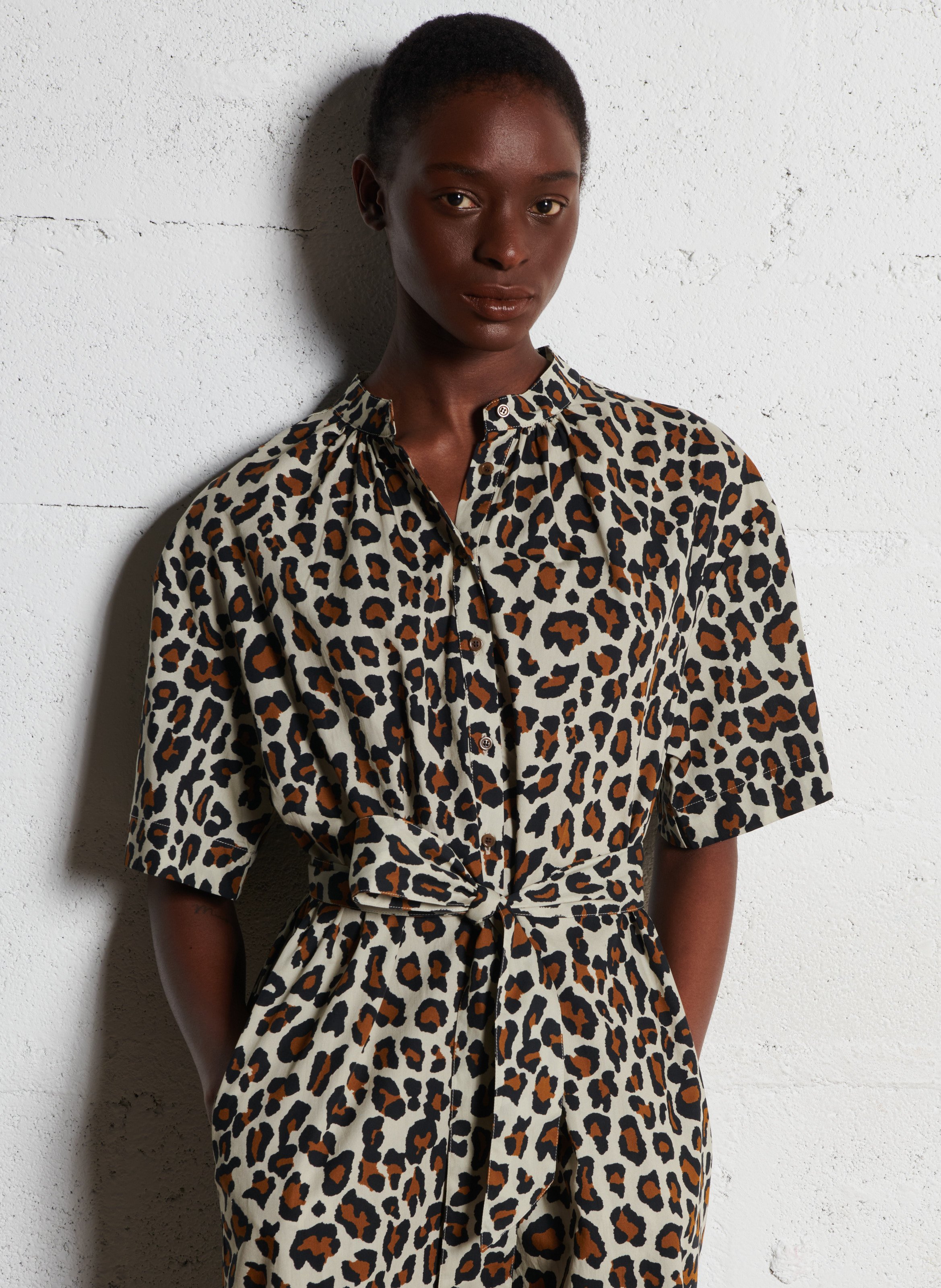 Lange, katoenen jurk met klassieke kraag BELLEPIECE Bruin