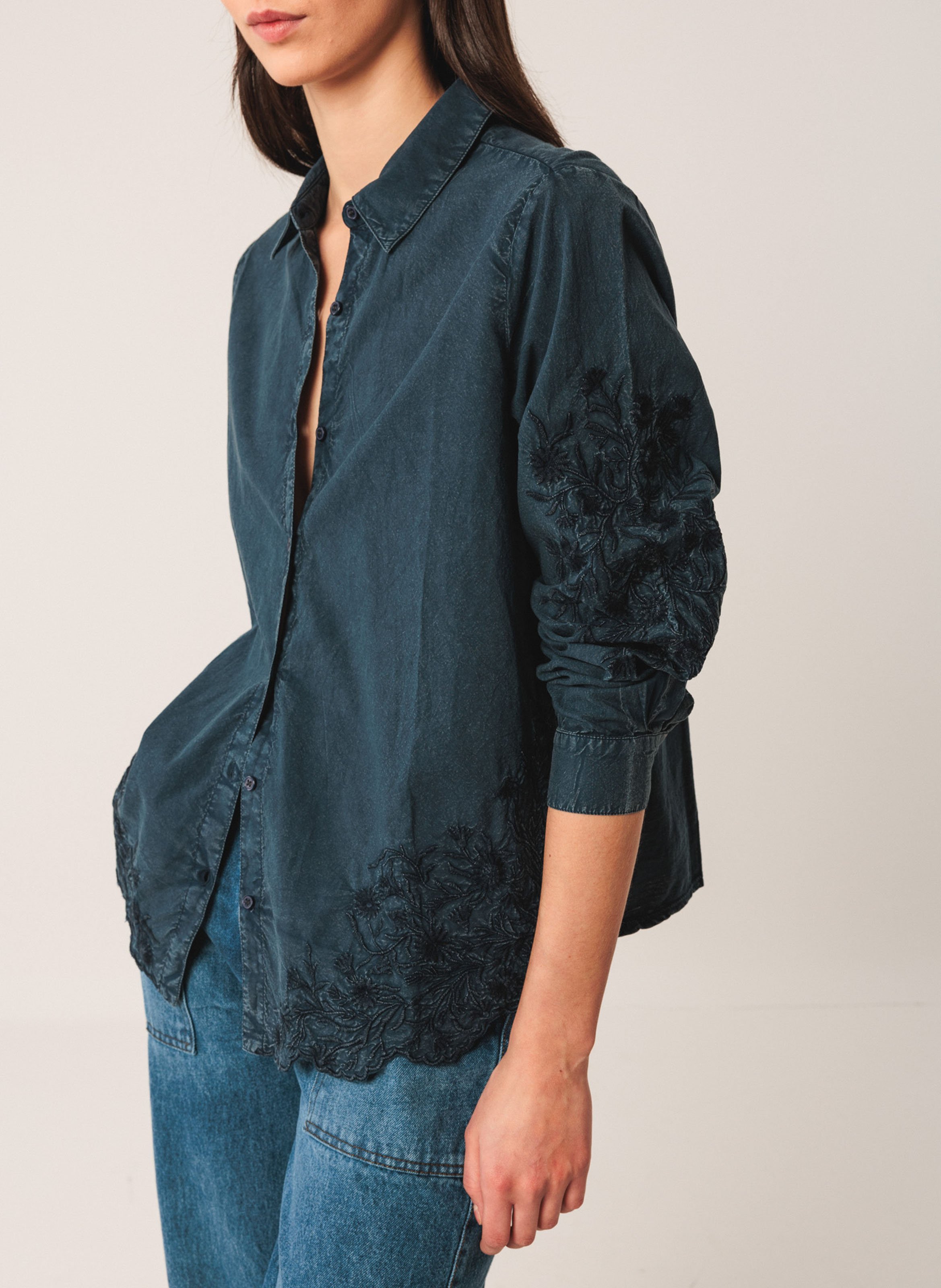 Chemise droite à broderies fleuries INDI & COLD