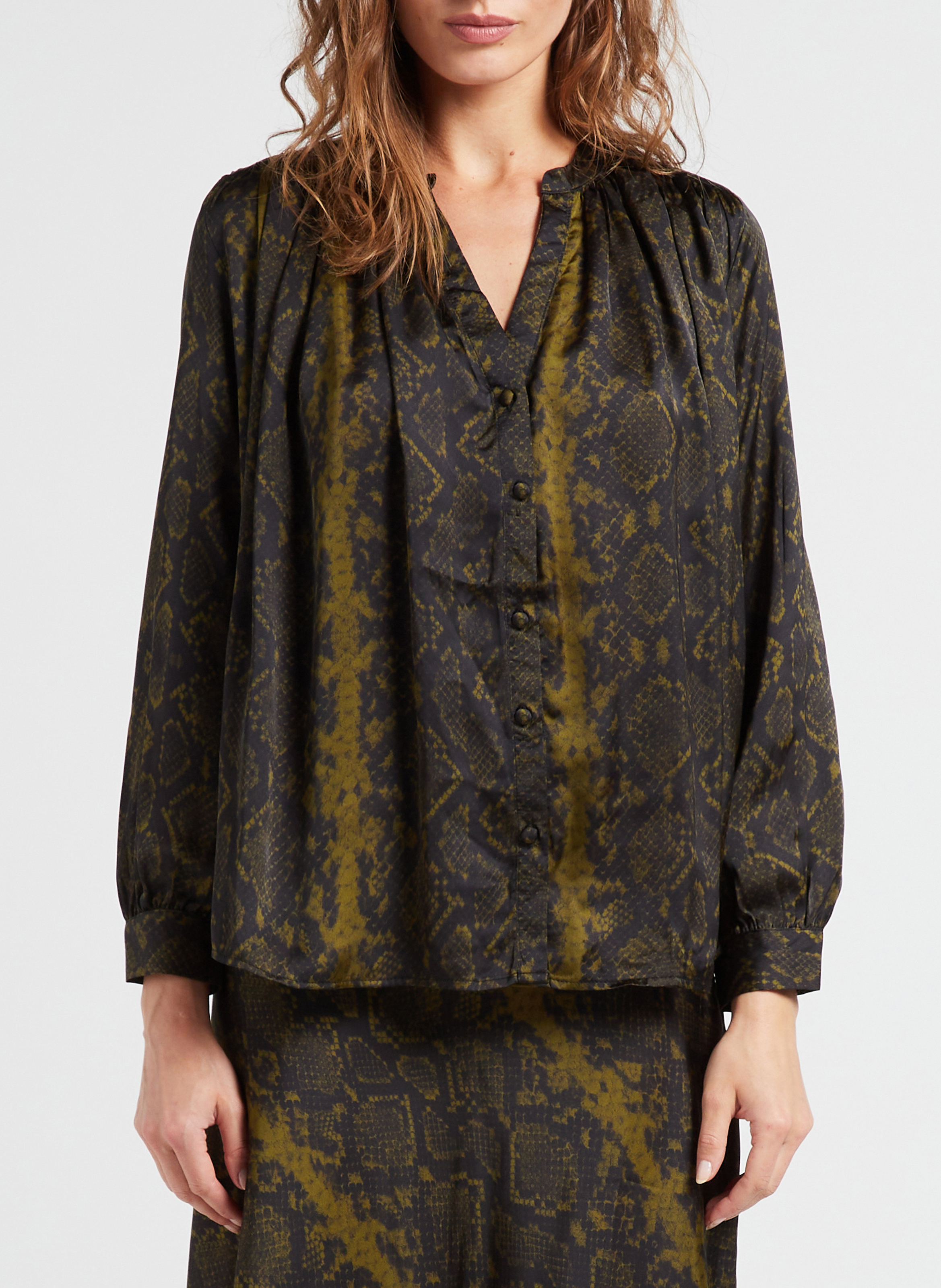 Satijnachtige blouse met hanleykraag LA PETITE ETOILE Zwart