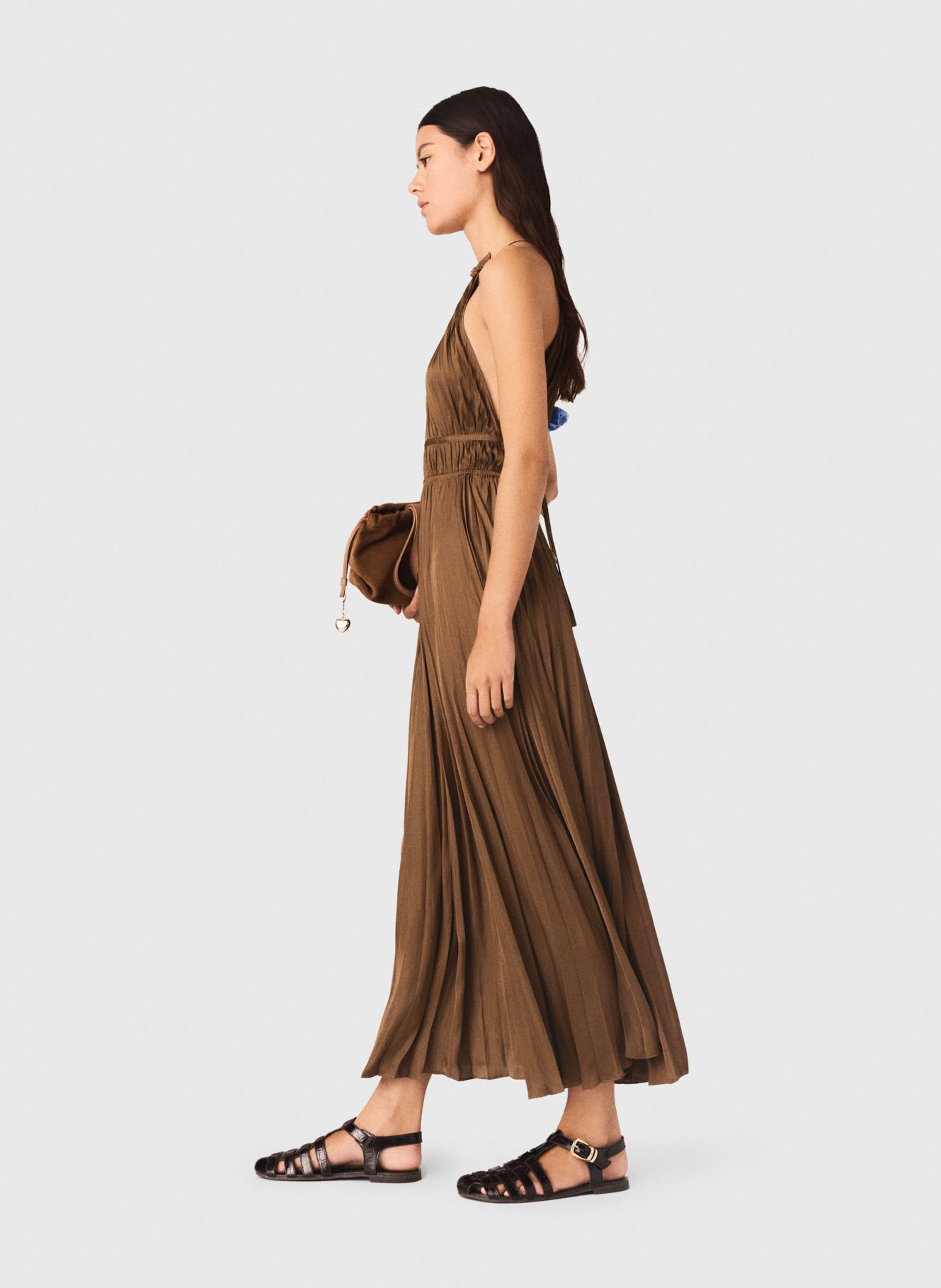 Geplooide lange uitlopende jurk. MAJE Bruin