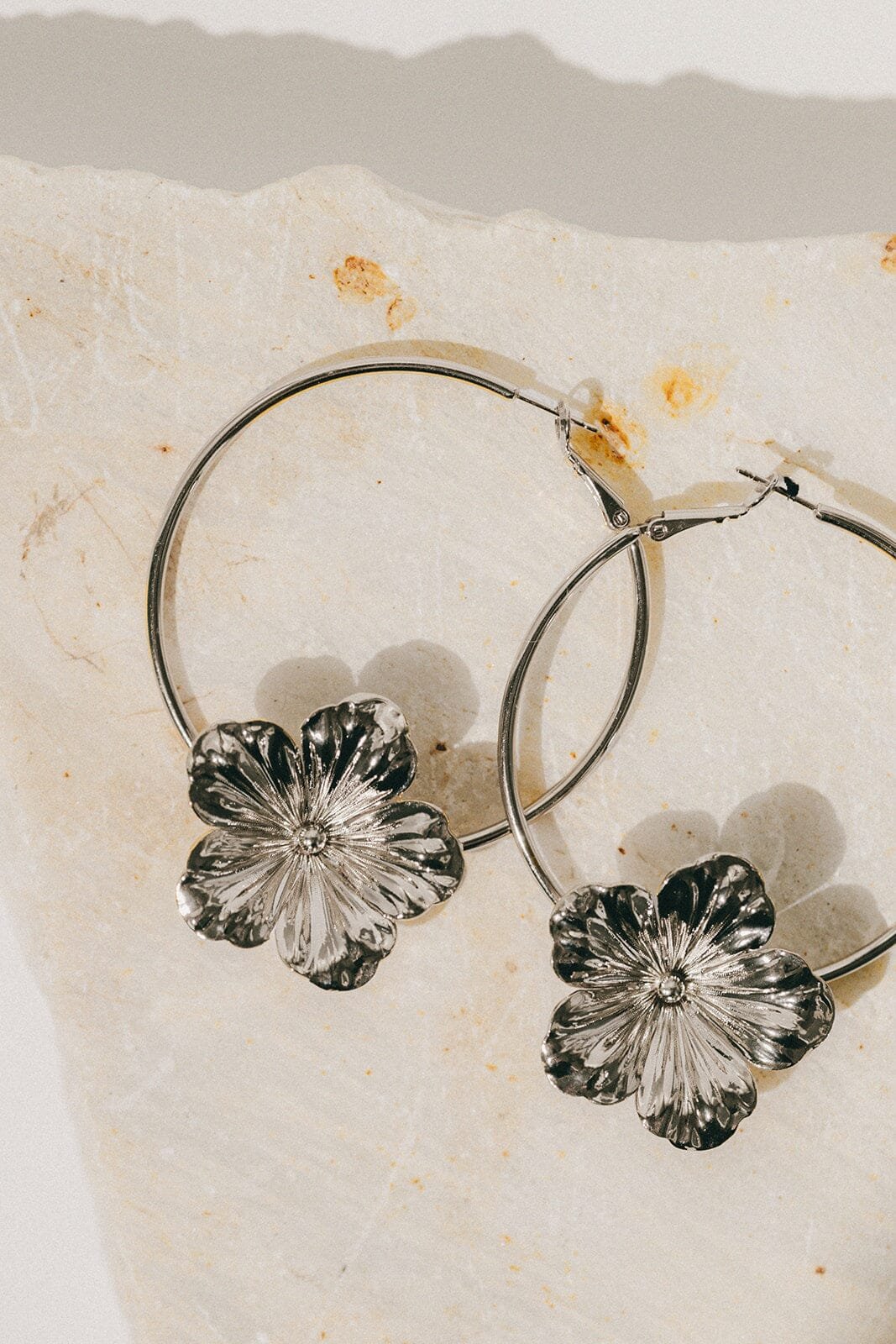 Flower-shaped gold-plated hoop earrings MONSIEUR SIMONE Silver