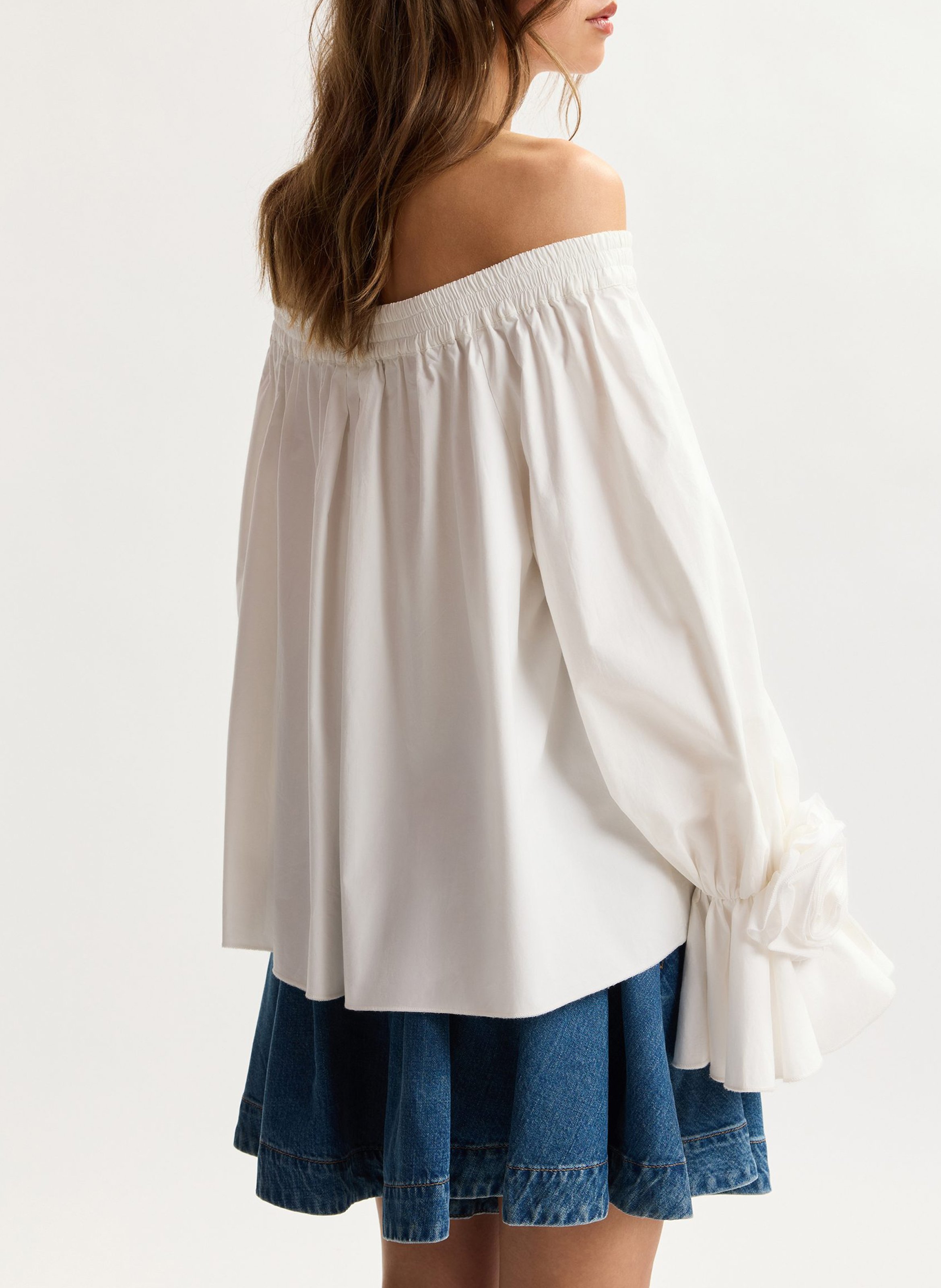 Weites schulterfreies Bardot-Oberteil mit einfarbigen Blumen ESSENTIEL ANTWERP Weiss