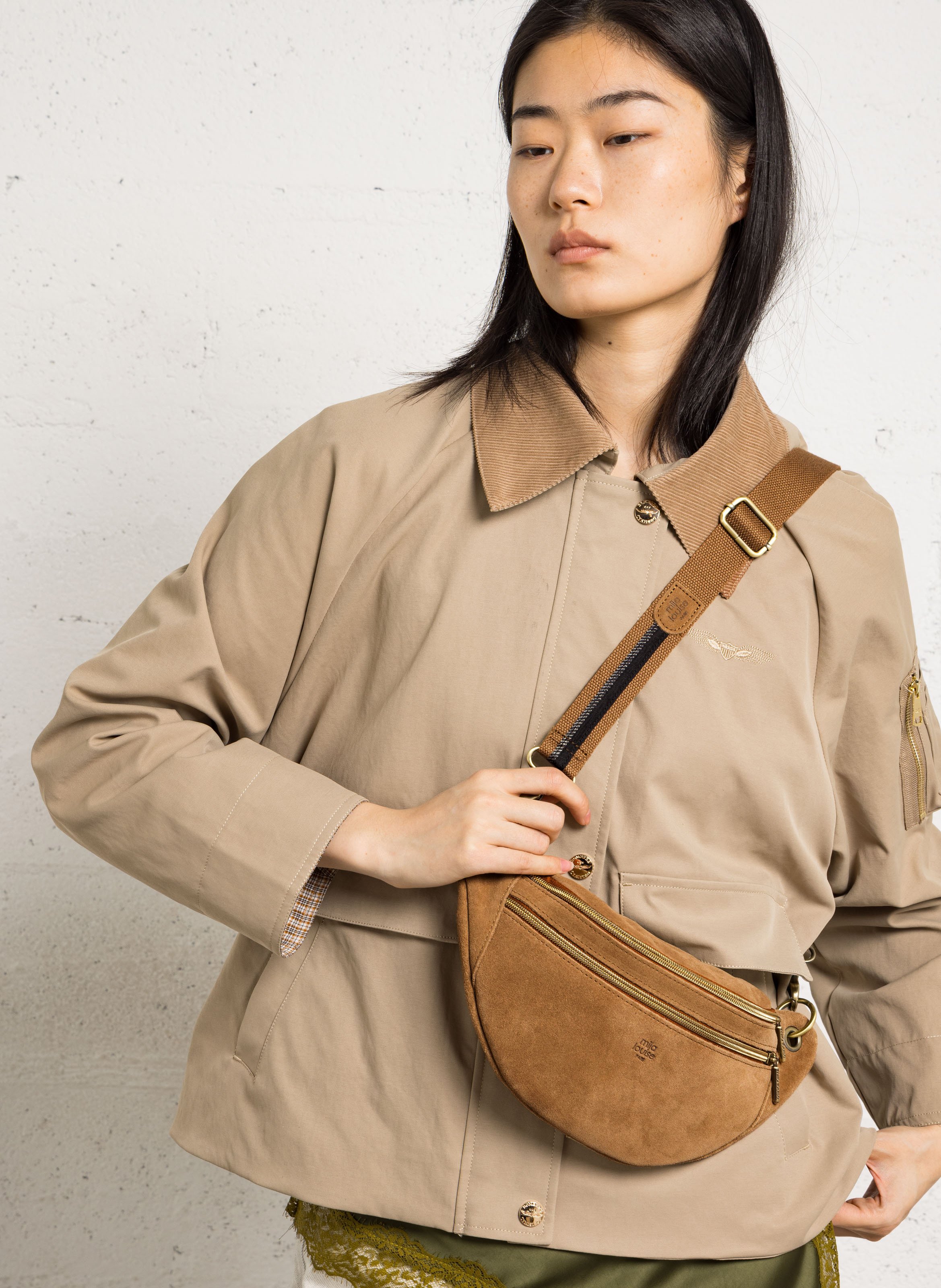 Hüfttasche aus Leder in Samt-Optik MILA LOUISE Beige