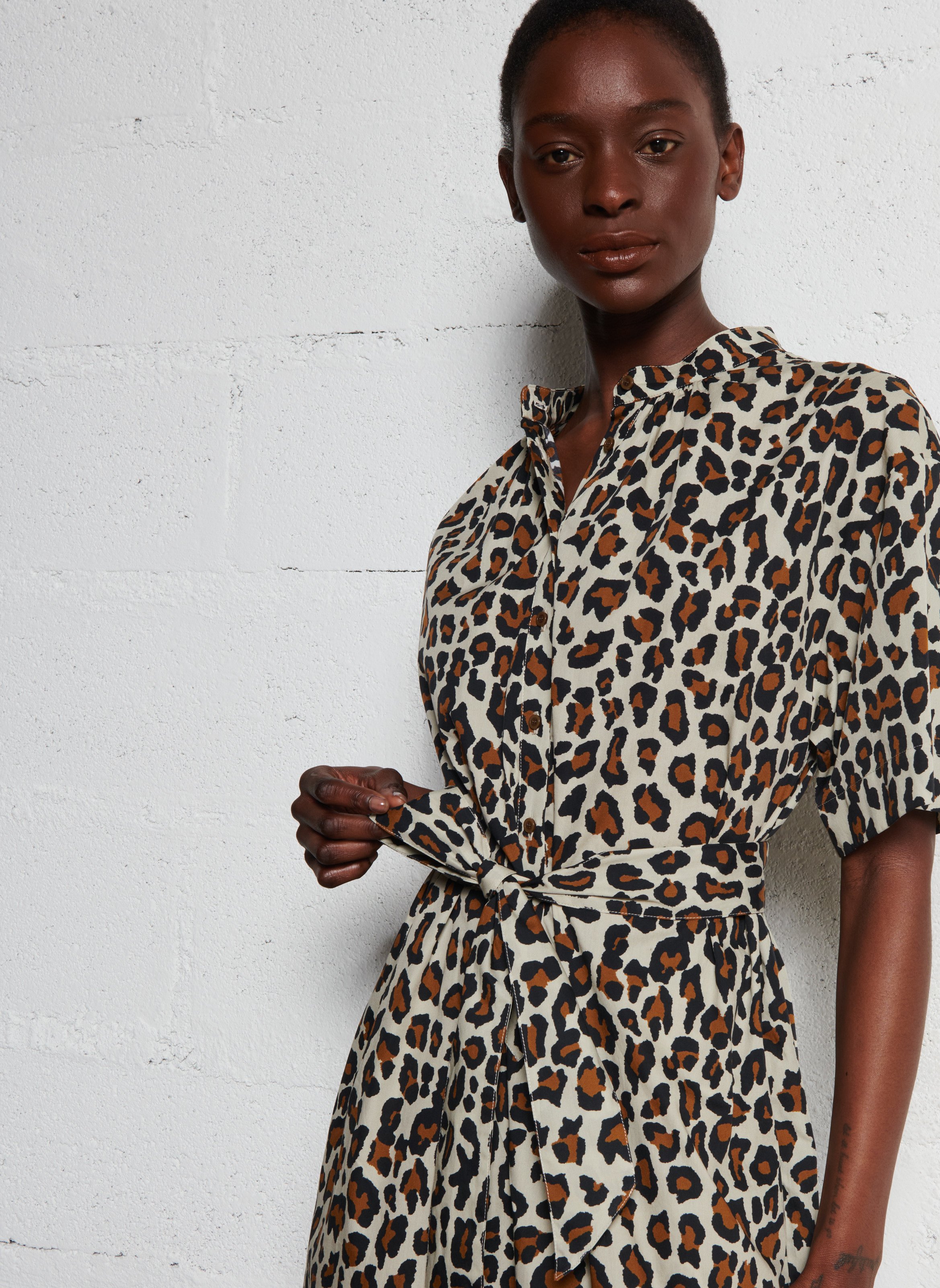 Lange, katoenen jurk met klassieke kraag BELLEPIECE Bruin