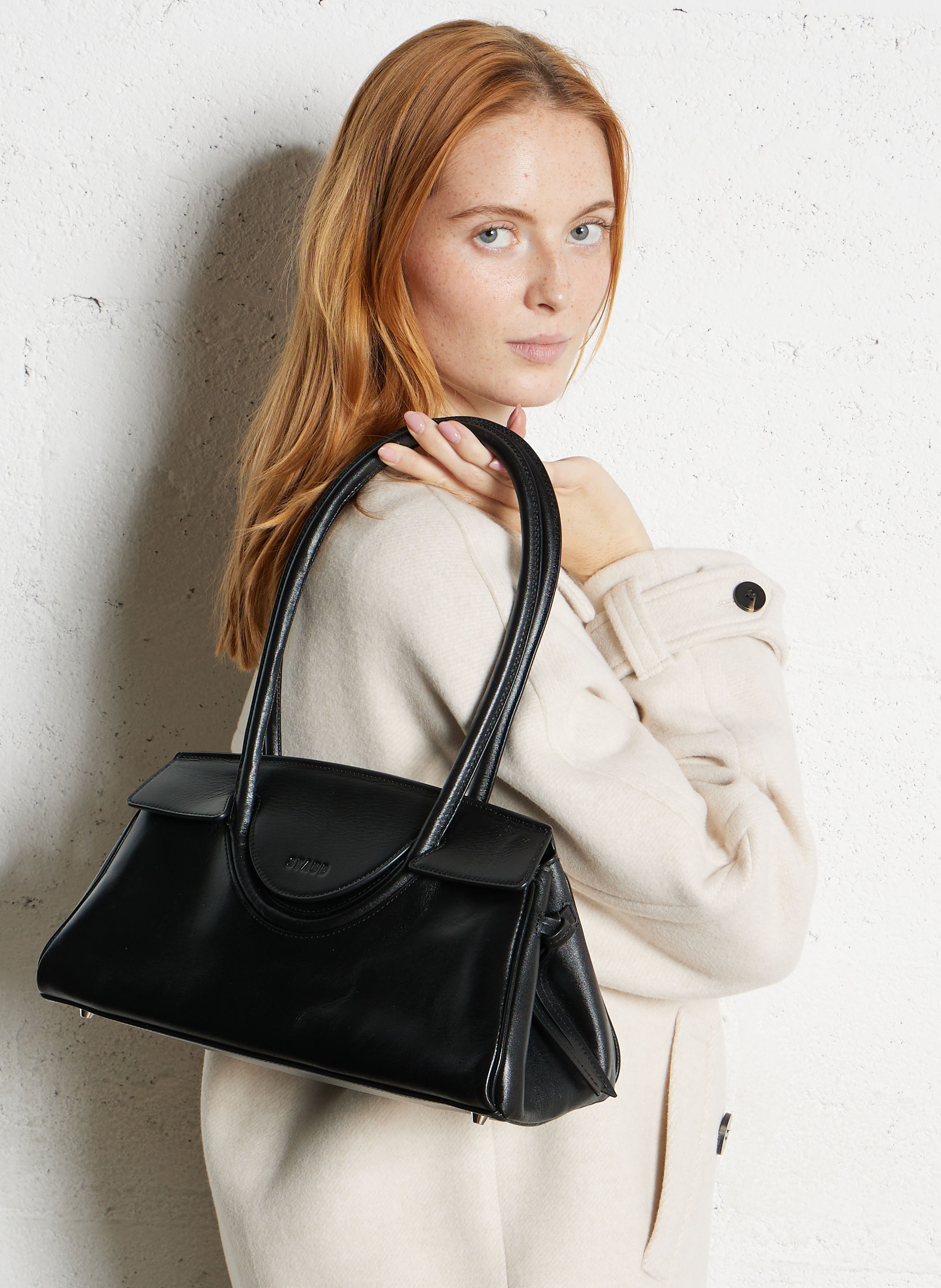 Sac rigide porté épaule à rabat en cuir STAUD Noir