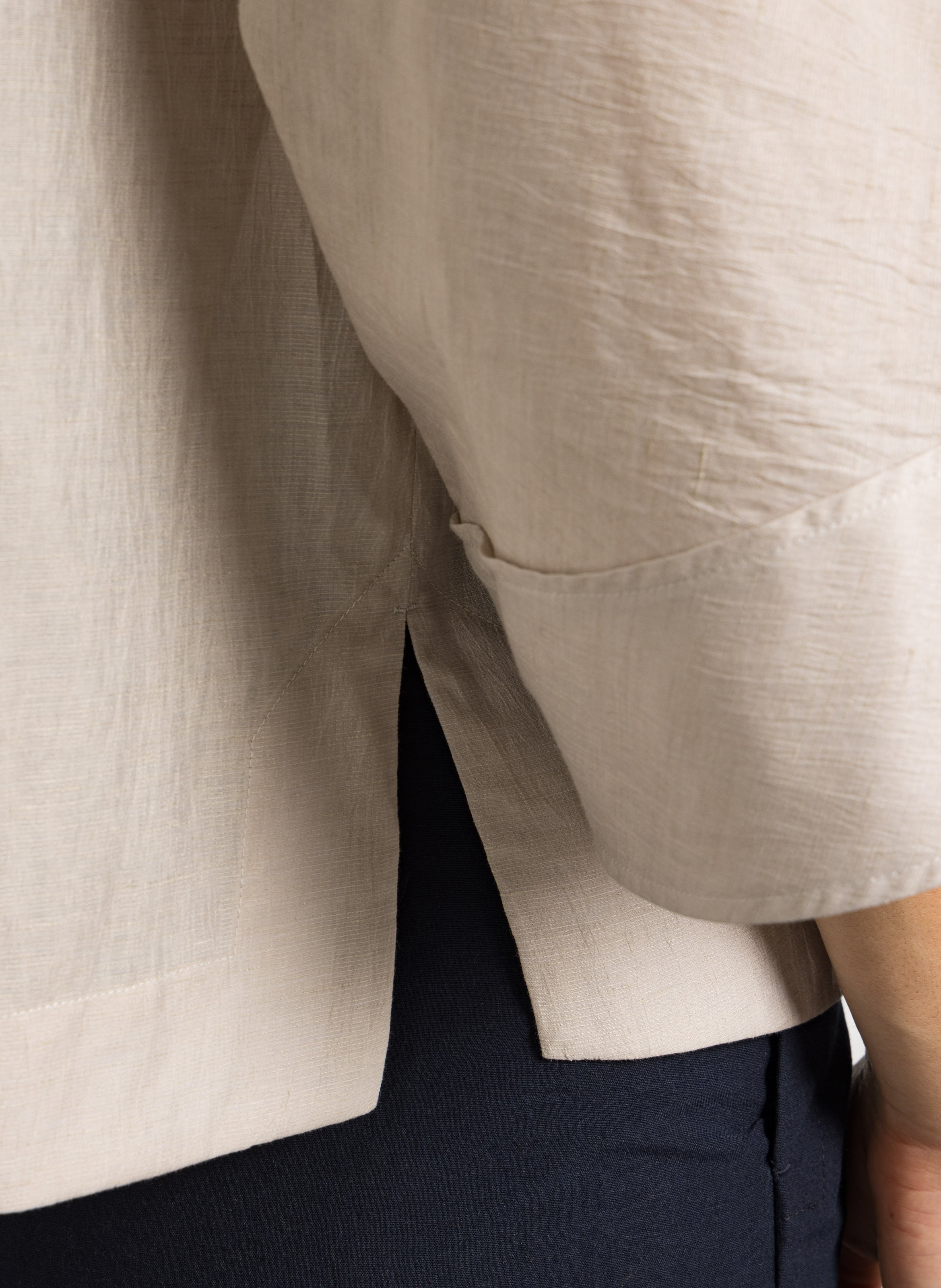 Blouse met ruime pasvorm en knoopsluiting van gemengd linnen SOEUR Beige