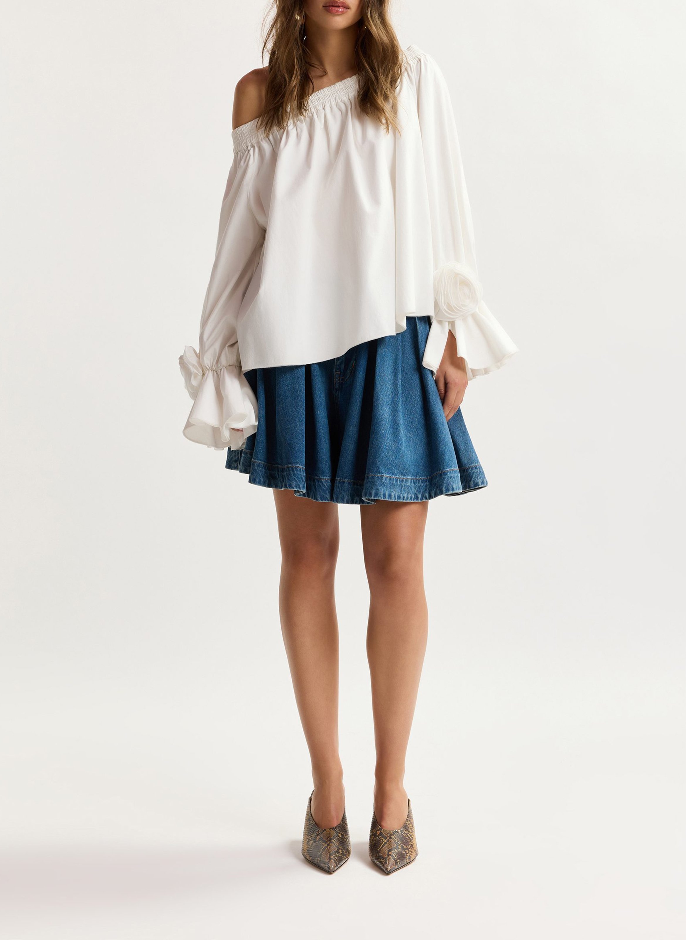 Weites schulterfreies Bardot-Oberteil mit einfarbigen Blumen ESSENTIEL ANTWERP Weiss