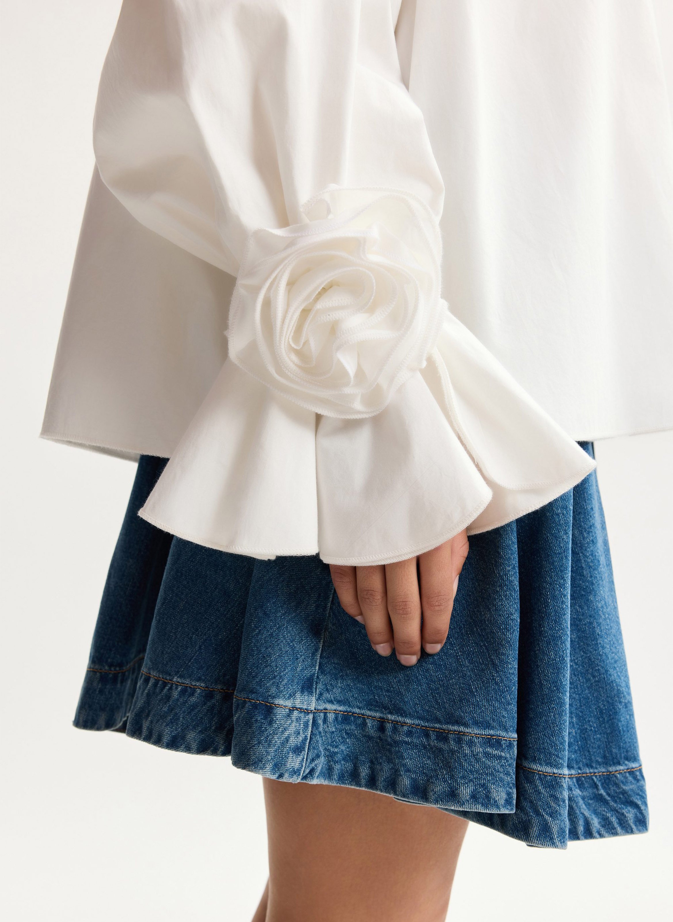 Weites schulterfreies Bardot-Oberteil mit einfarbigen Blumen ESSENTIEL ANTWERP Weiss