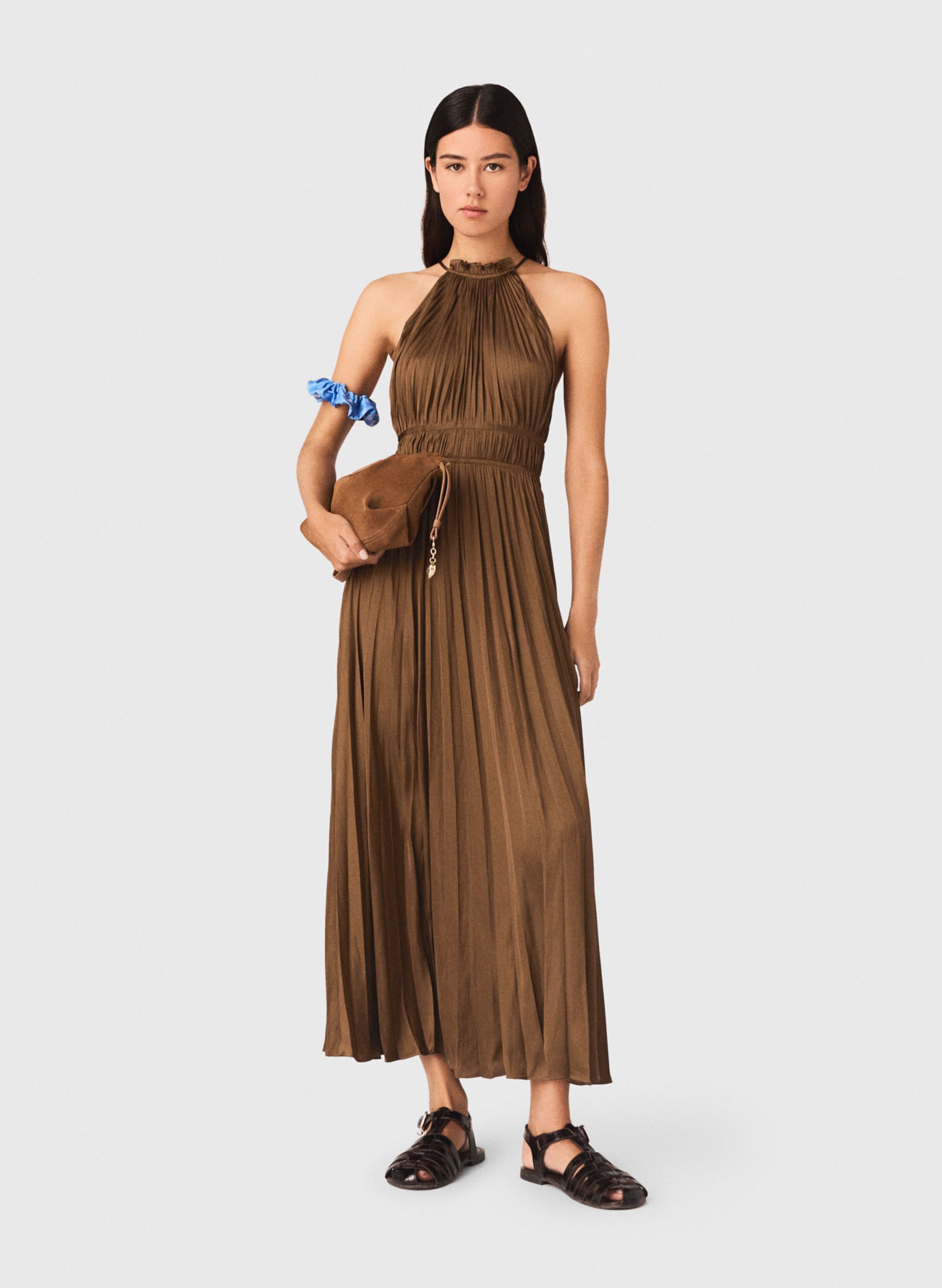 Geplooide lange uitlopende jurk. MAJE Bruin