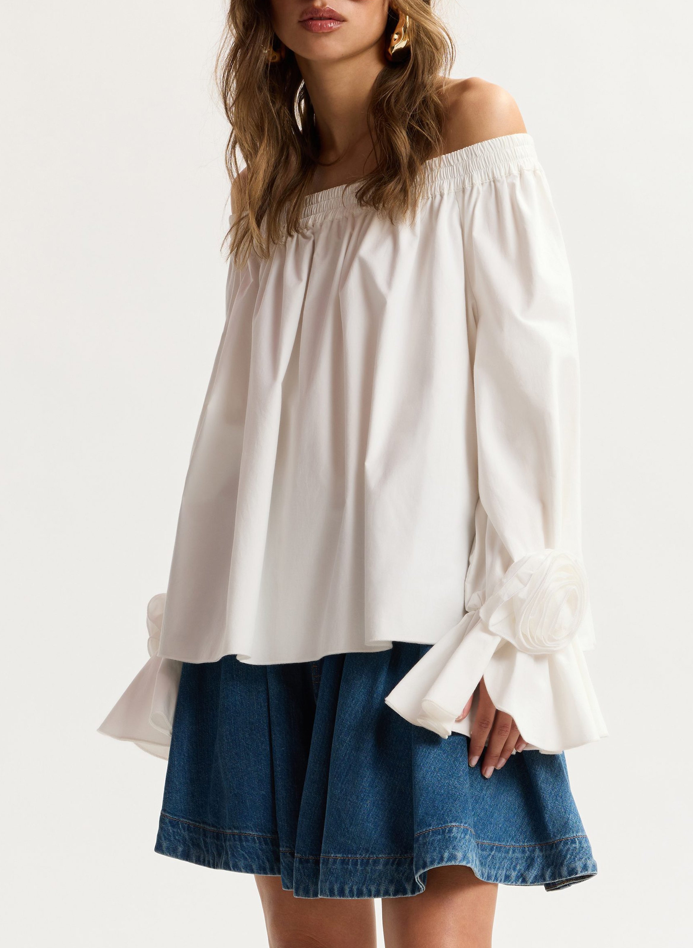 Weites schulterfreies Bardot-Oberteil mit einfarbigen Blumen ESSENTIEL ANTWERP Weiss