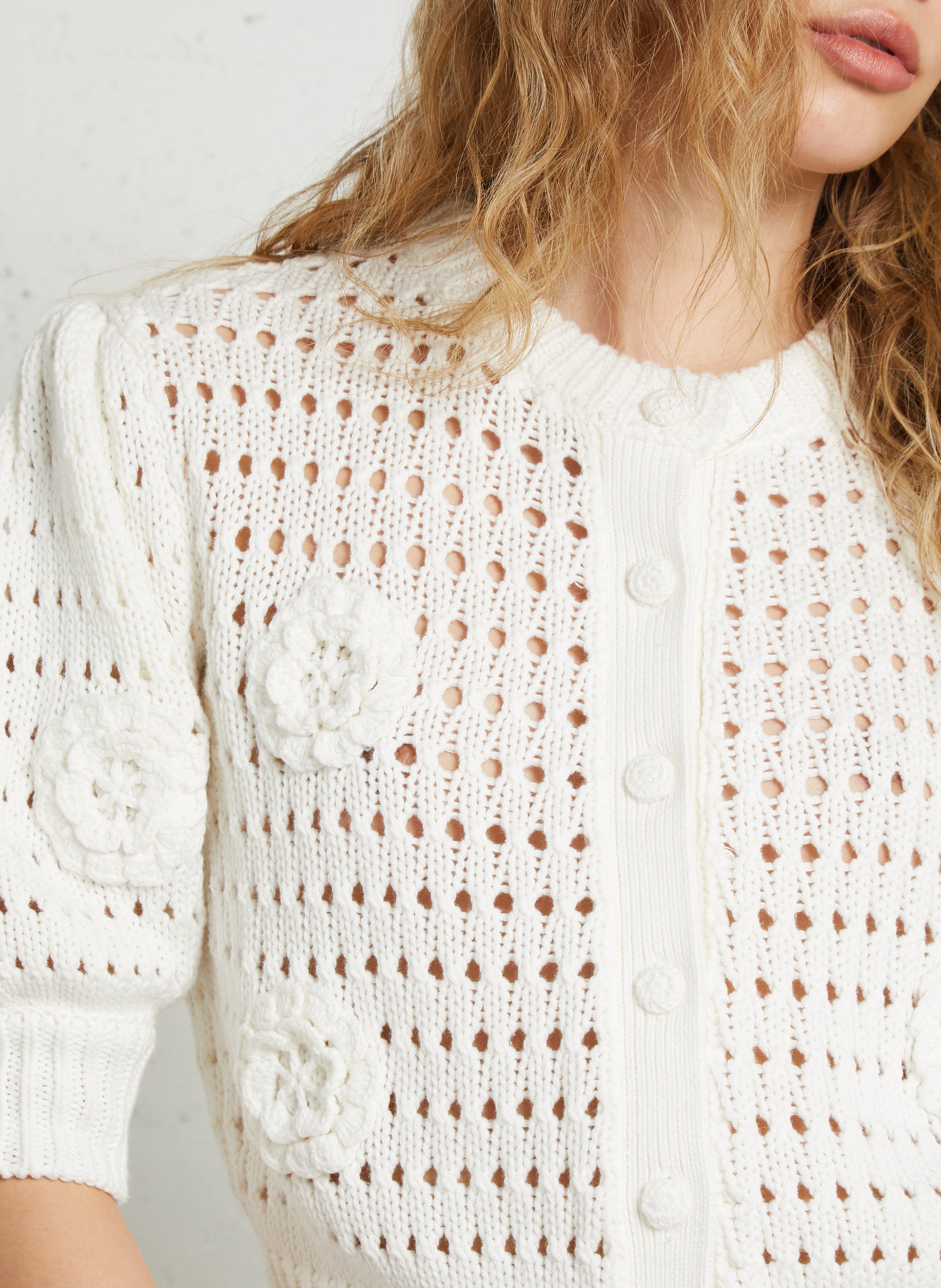 Ruimvallend vest met ronde hals, ajourpatroon en bloemen van katoen. BERENICE Wit