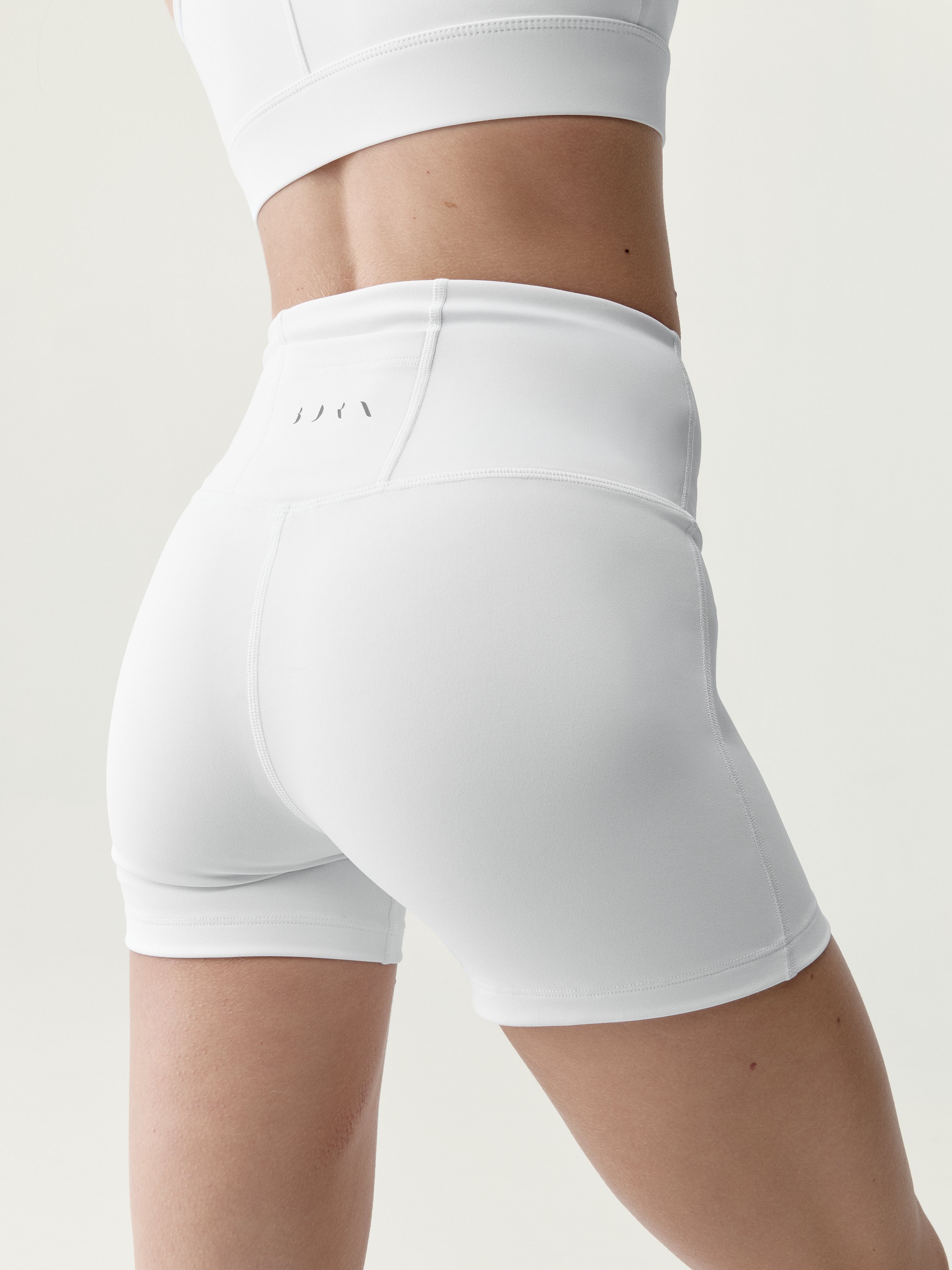 Short moulant de sport performance deo BORN White
