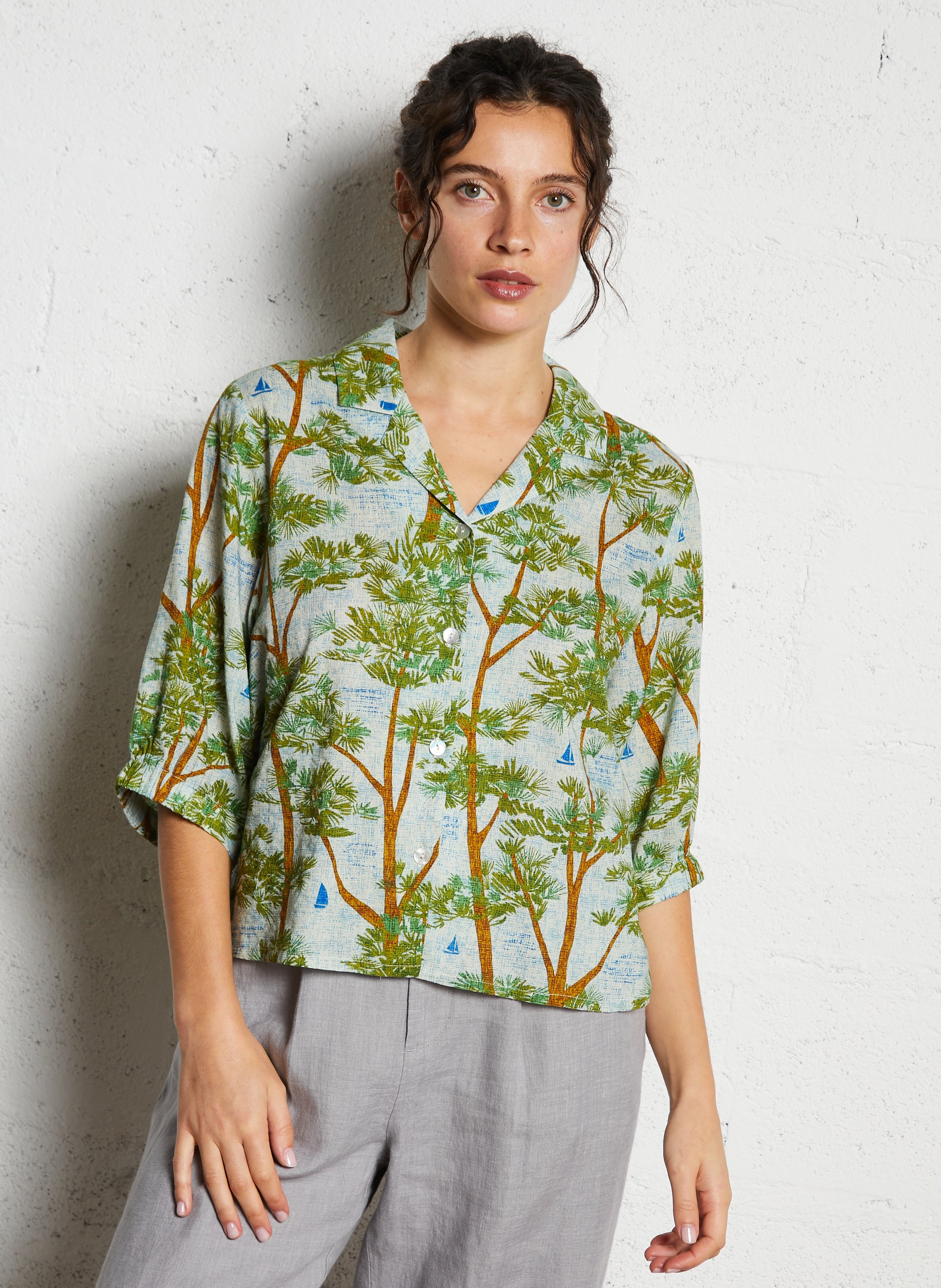 Blouse met klassieke kraag en print NICE THINGS Beige