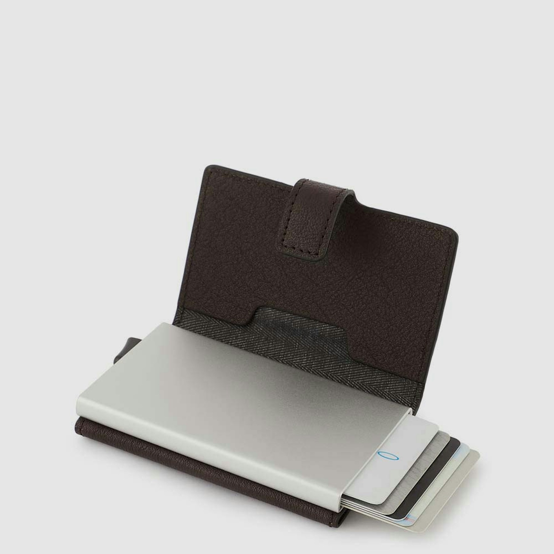 - 100% leather, - 6 cardholder slots, - 1 central compartment, - Size: L10 x H7 cm. PIQUADRO Brown